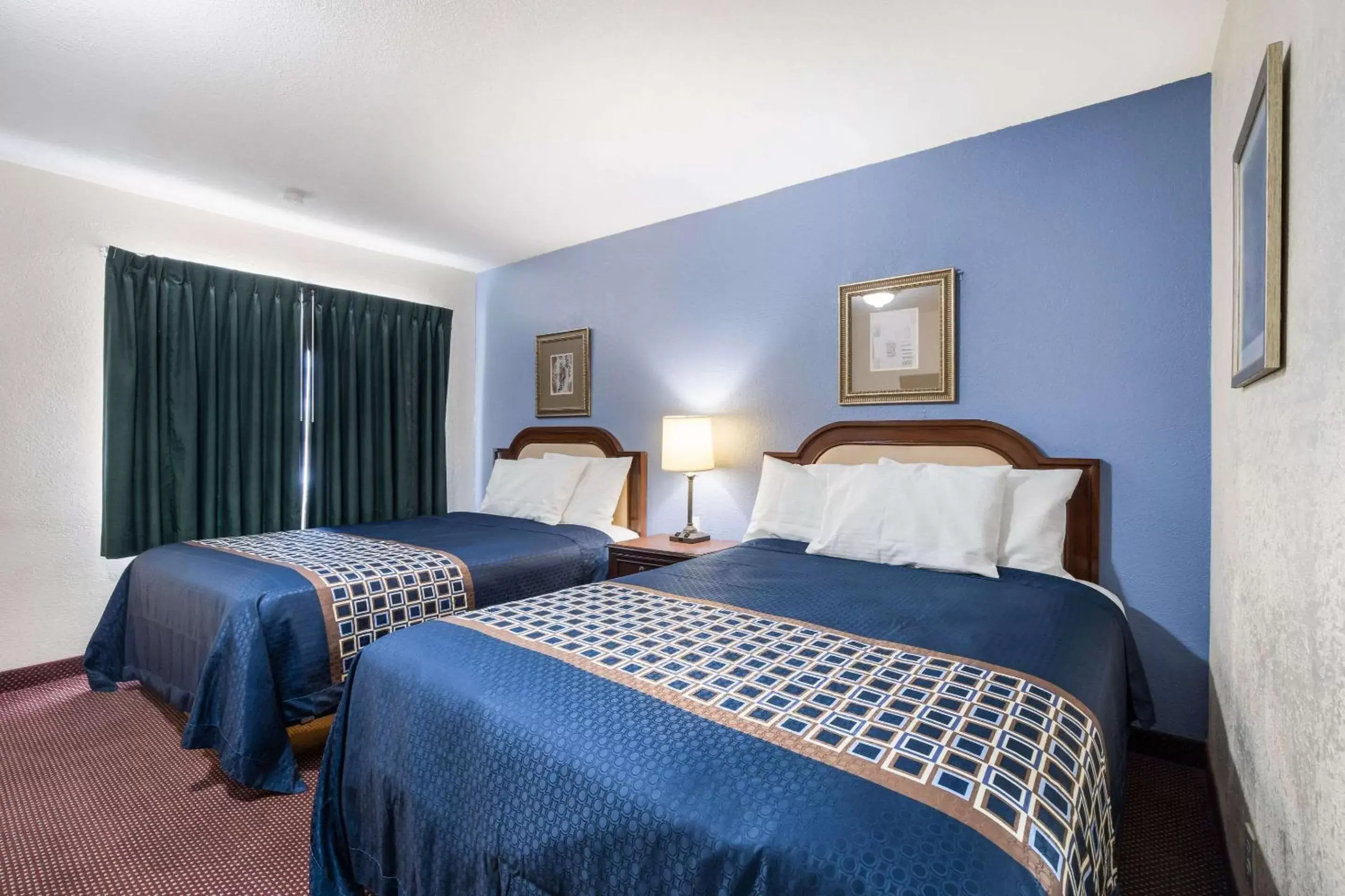 Photo of the whole room, Bed in Rodeway Inn & Suites