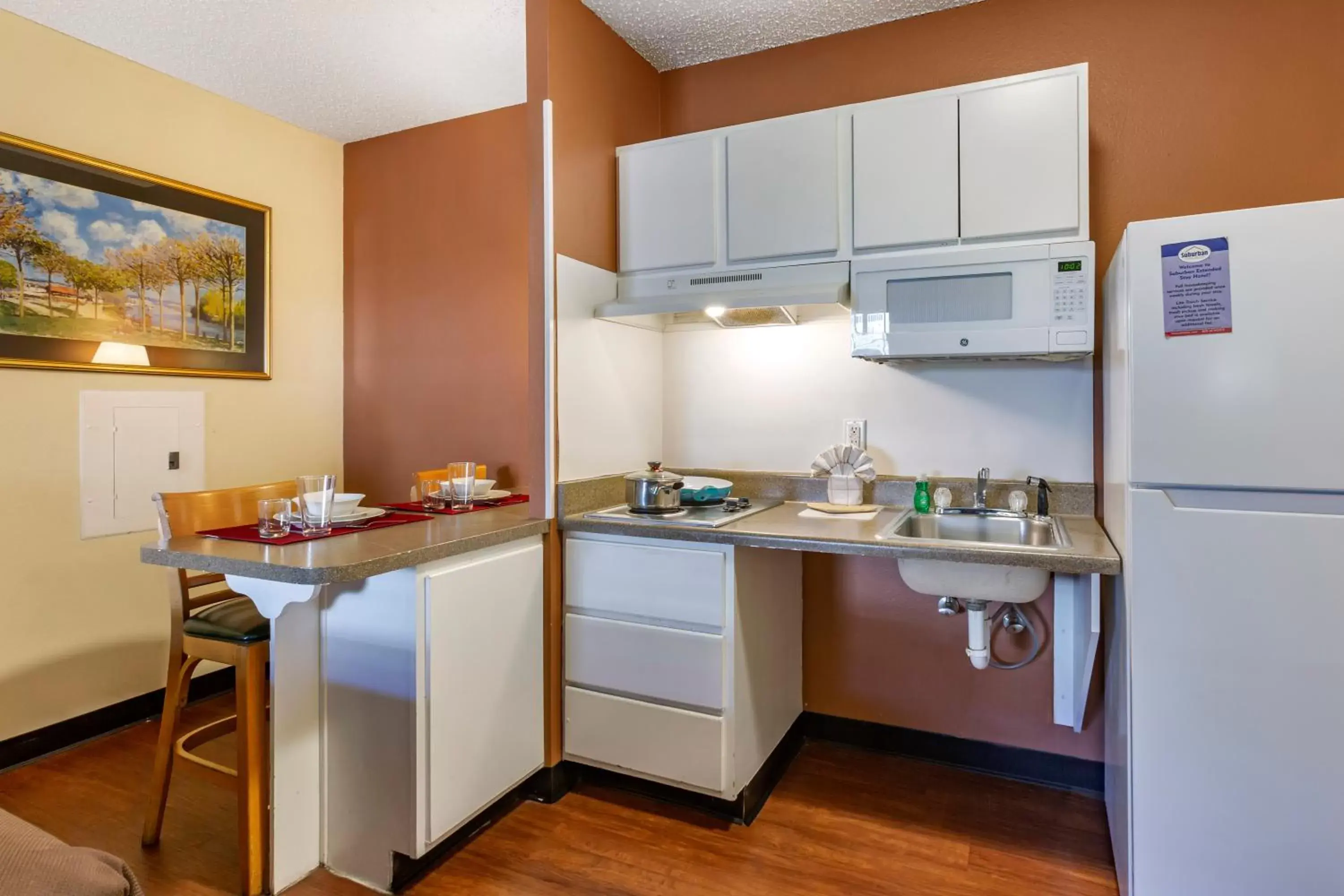 acessibility, Kitchen/Kitchenette in Suburban Studios