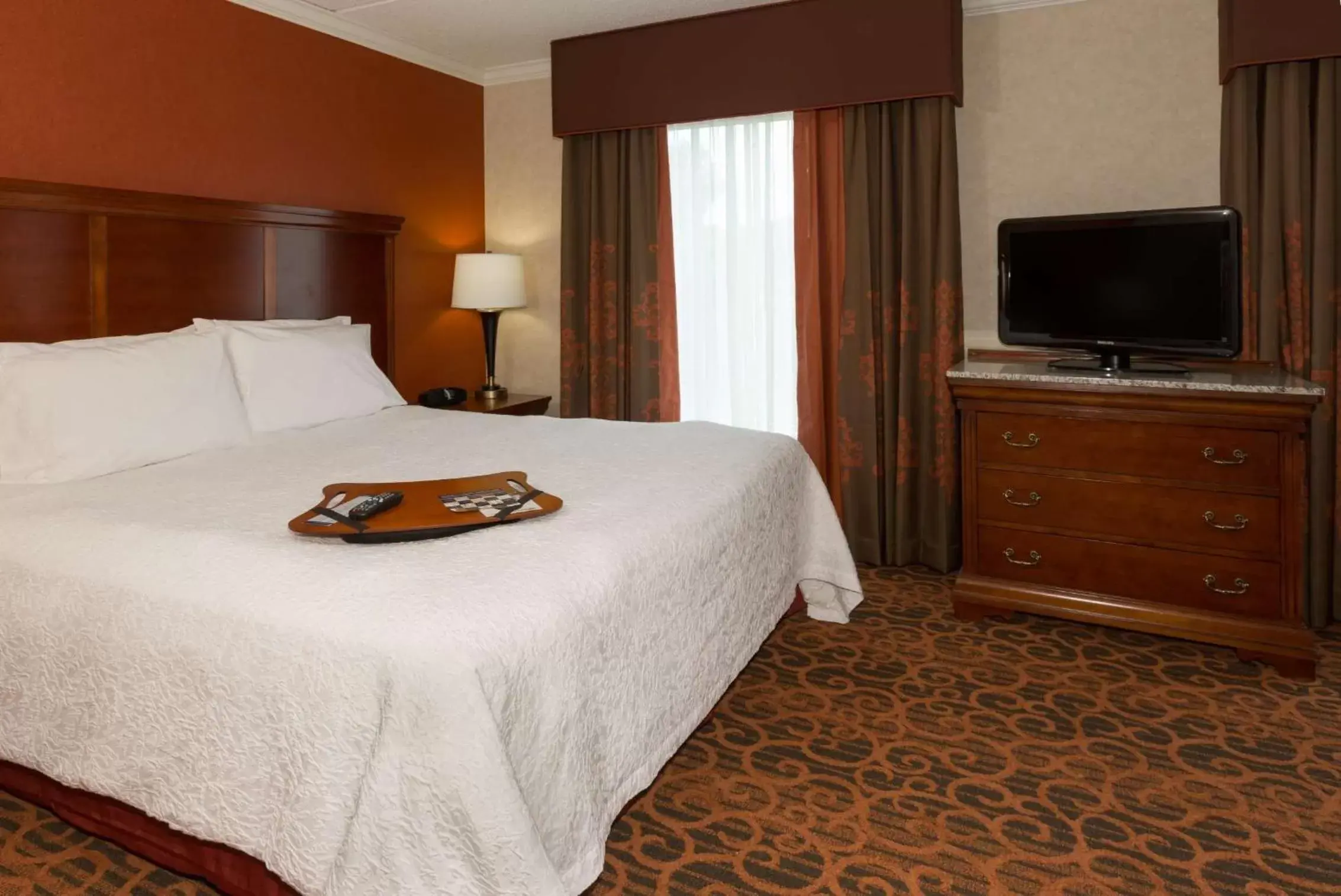 Bed in Hampton Inn & Suites Cleveland-Beachwood