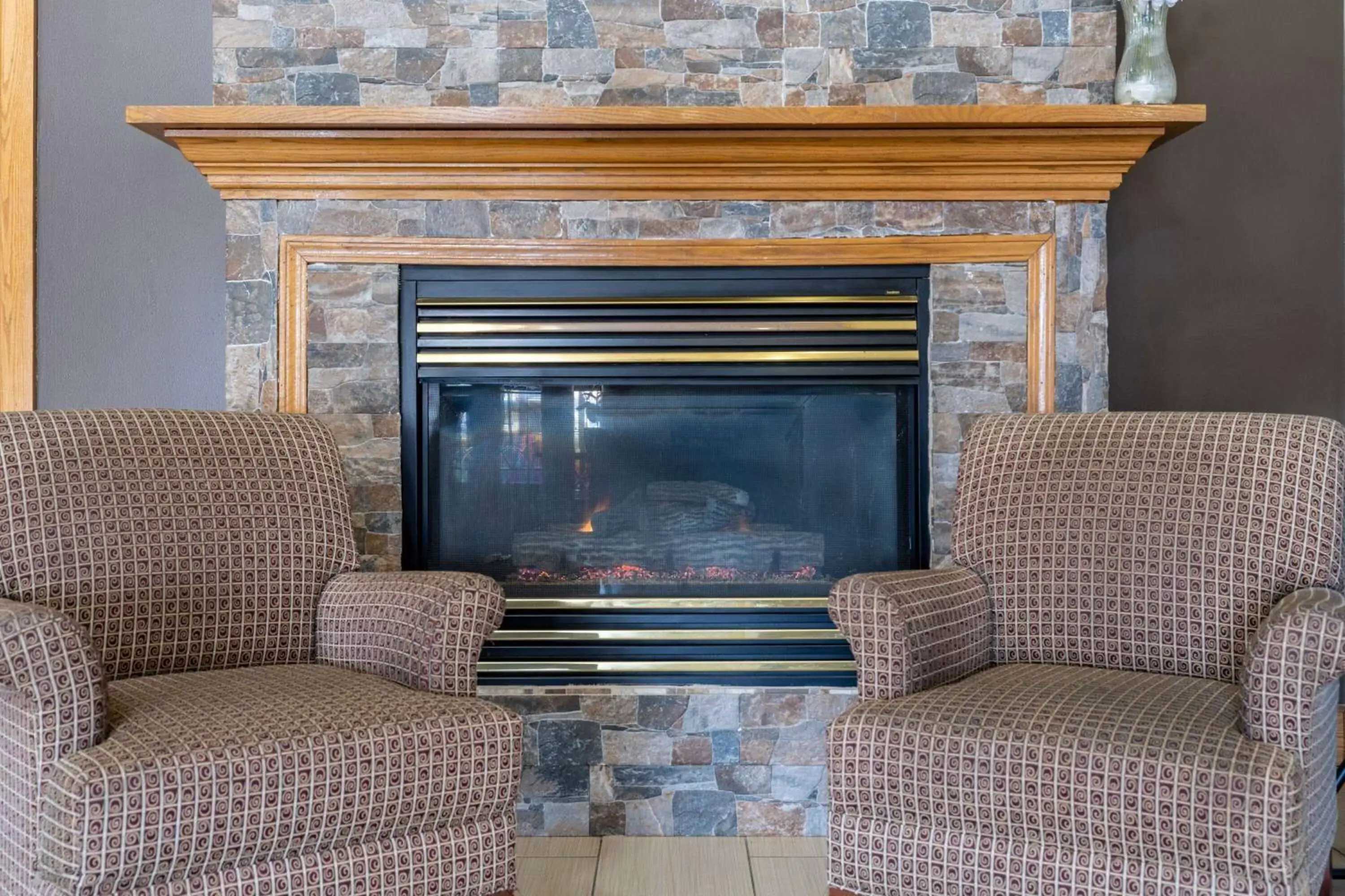 Lobby or reception, Seating Area in AmericInn by Wyndham Cedar Rapids North