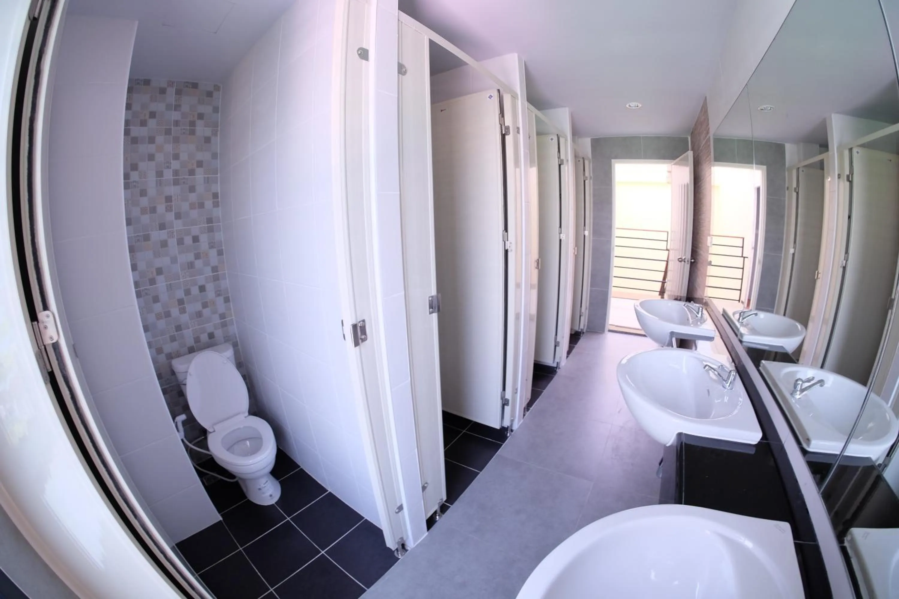 Toilet in Hide Bangkok Hostel