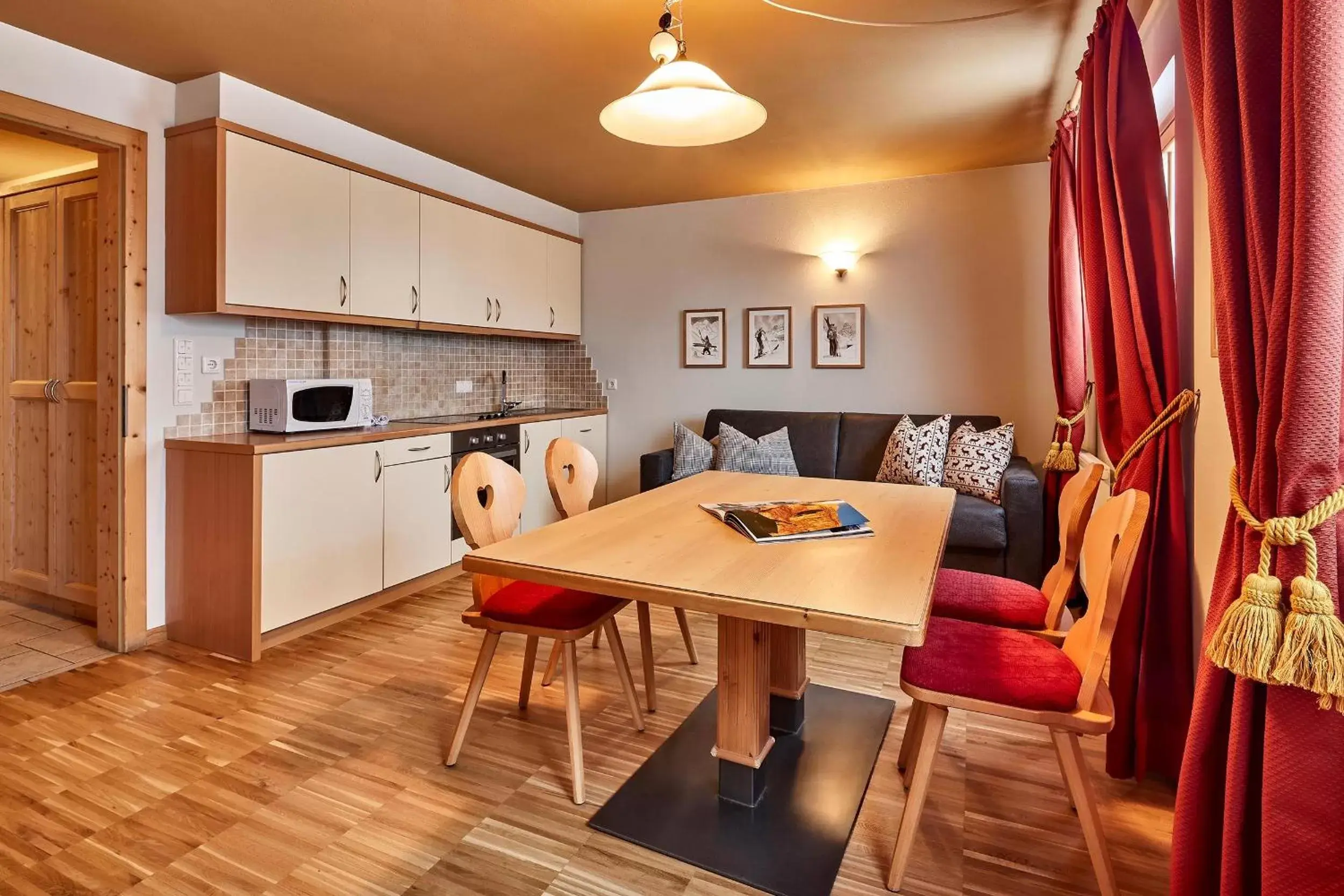 Kitchen or kitchenette, Dining Area in Hotel Marmolada