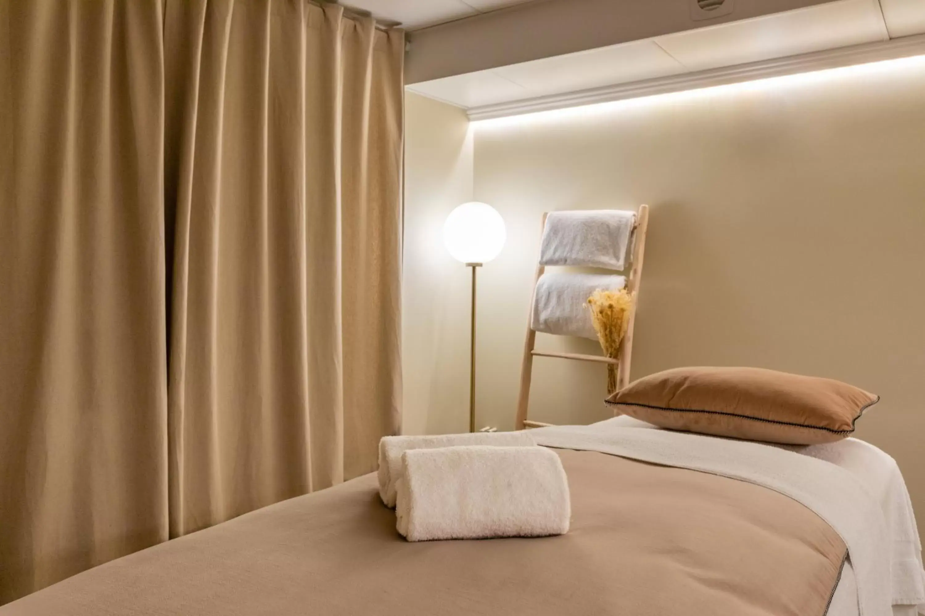 Massage, Bed in Hotel Residence Europe & Spa