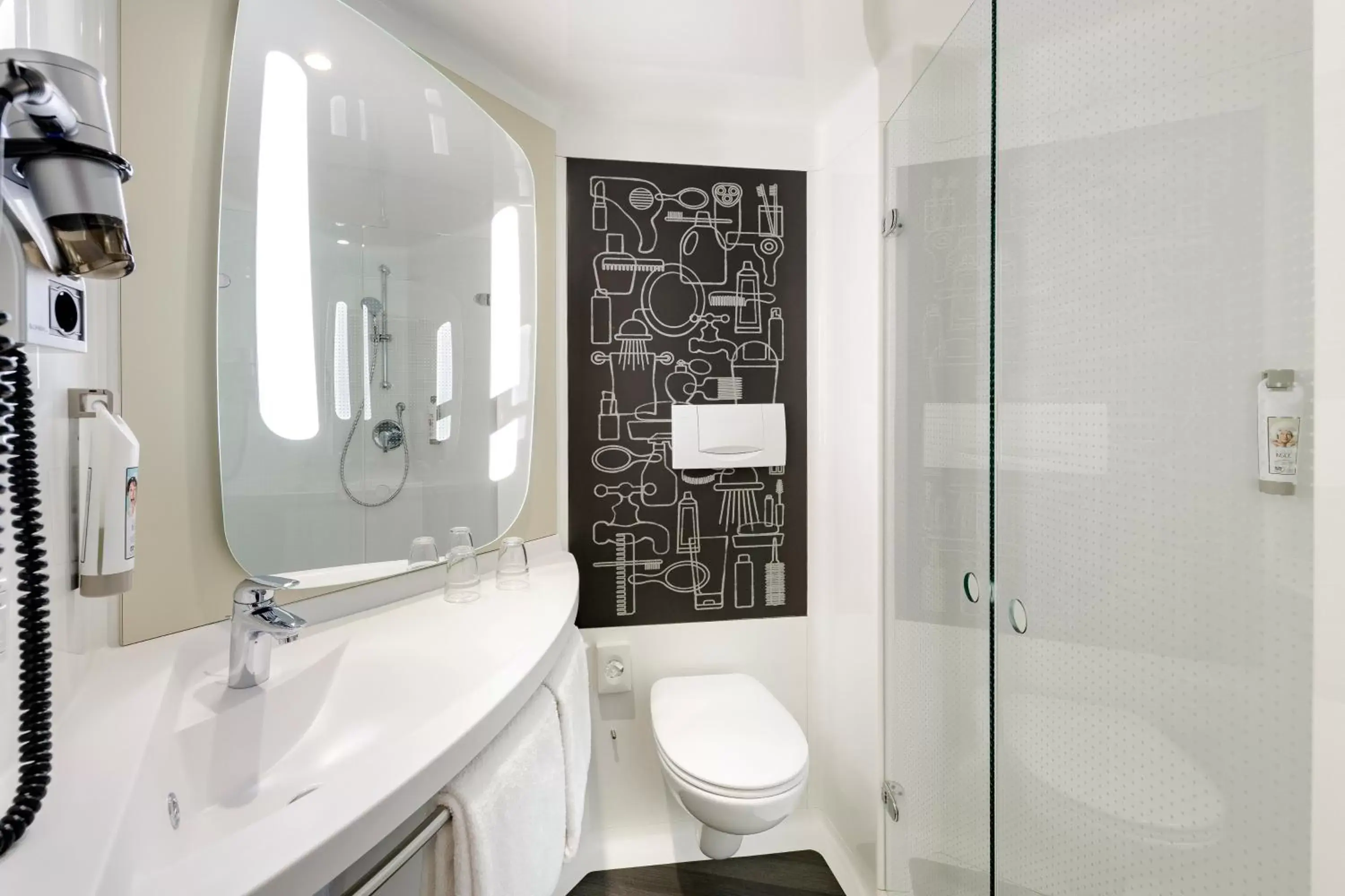 Shower, Bathroom in ibis Glasgow City Centre – Sauchiehall St