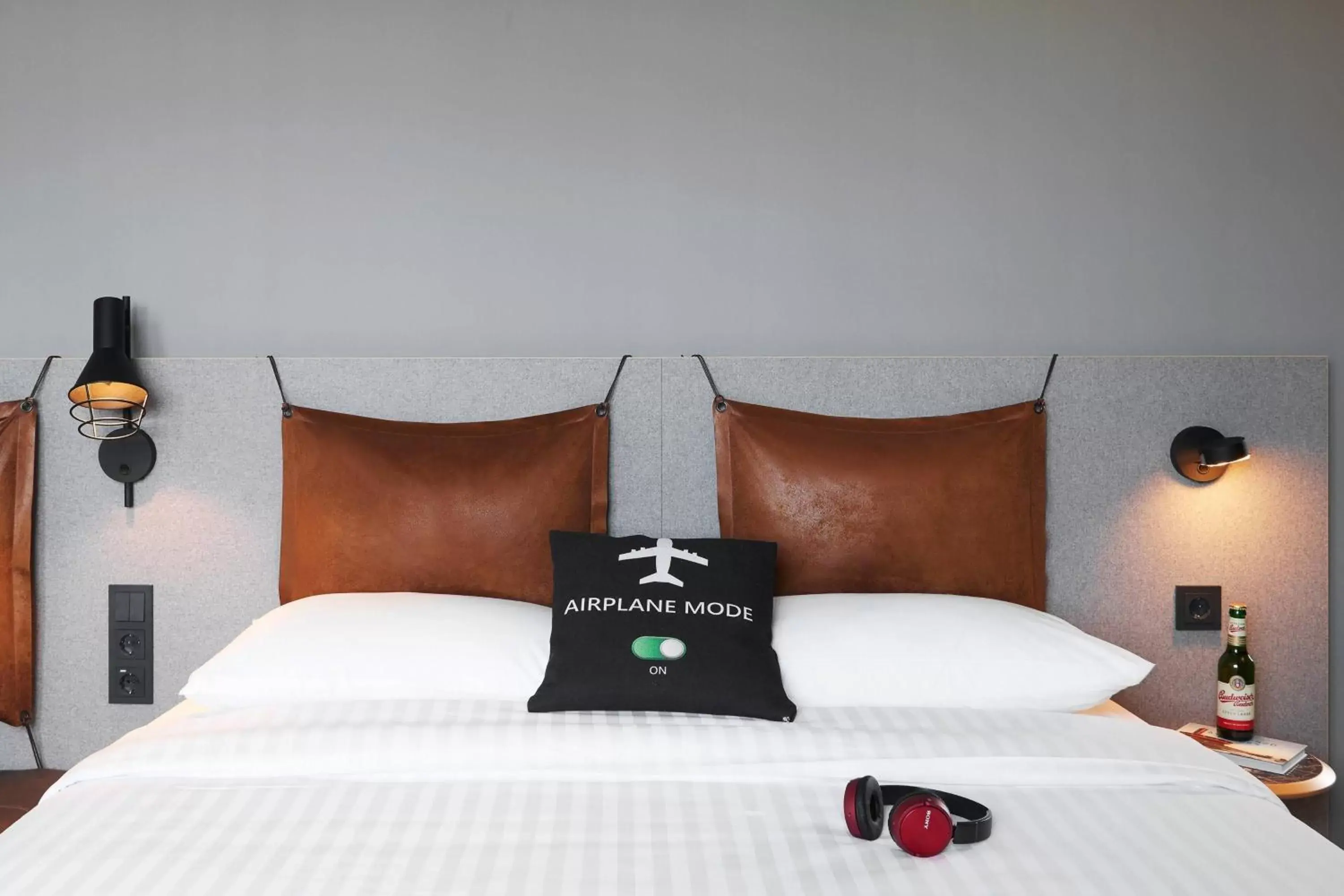 Photo of the whole room, Bed in Moxy Cologne Bonn Airport