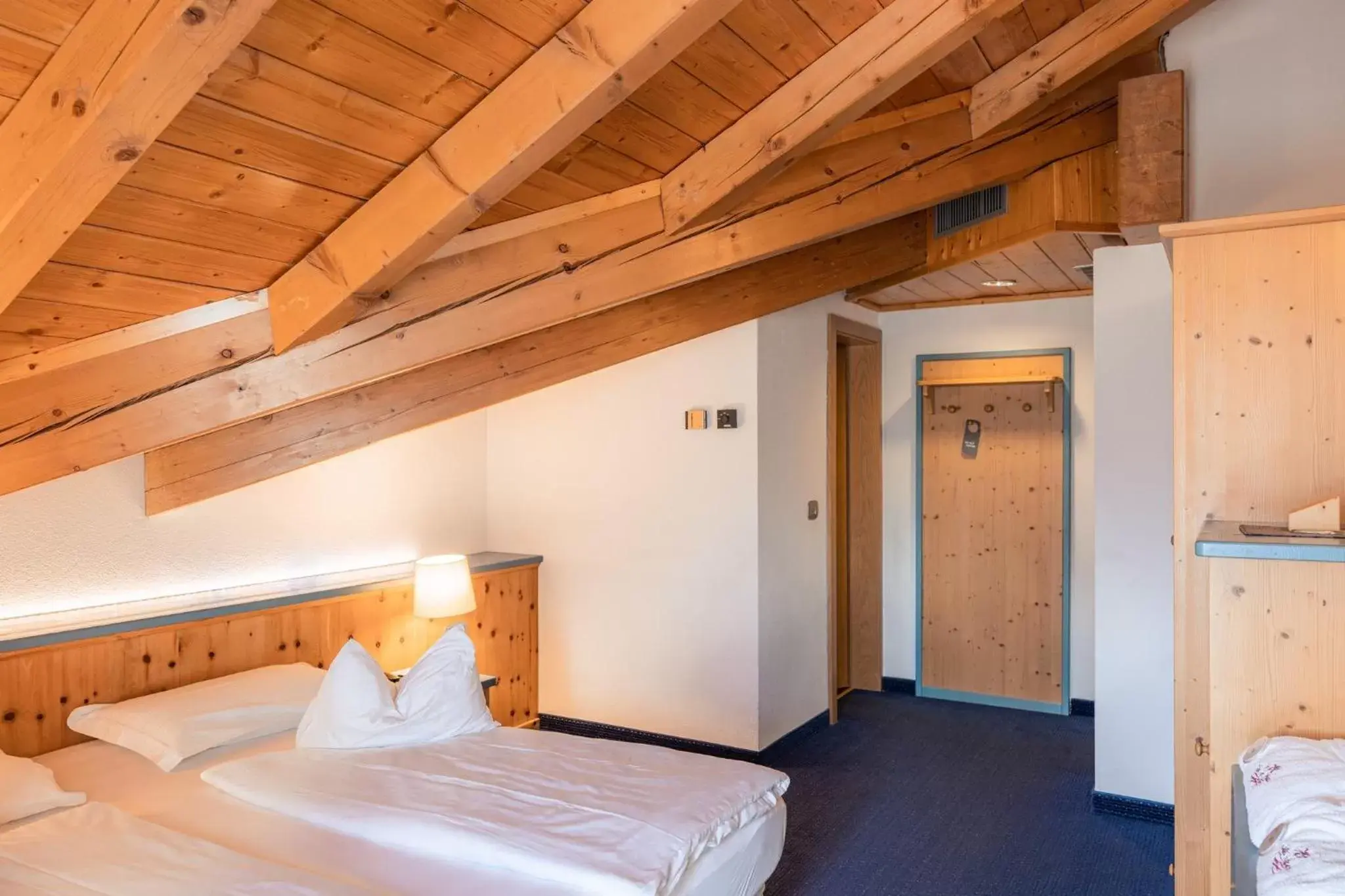 Bedroom, Bed in La Roccia Wellness Hotel