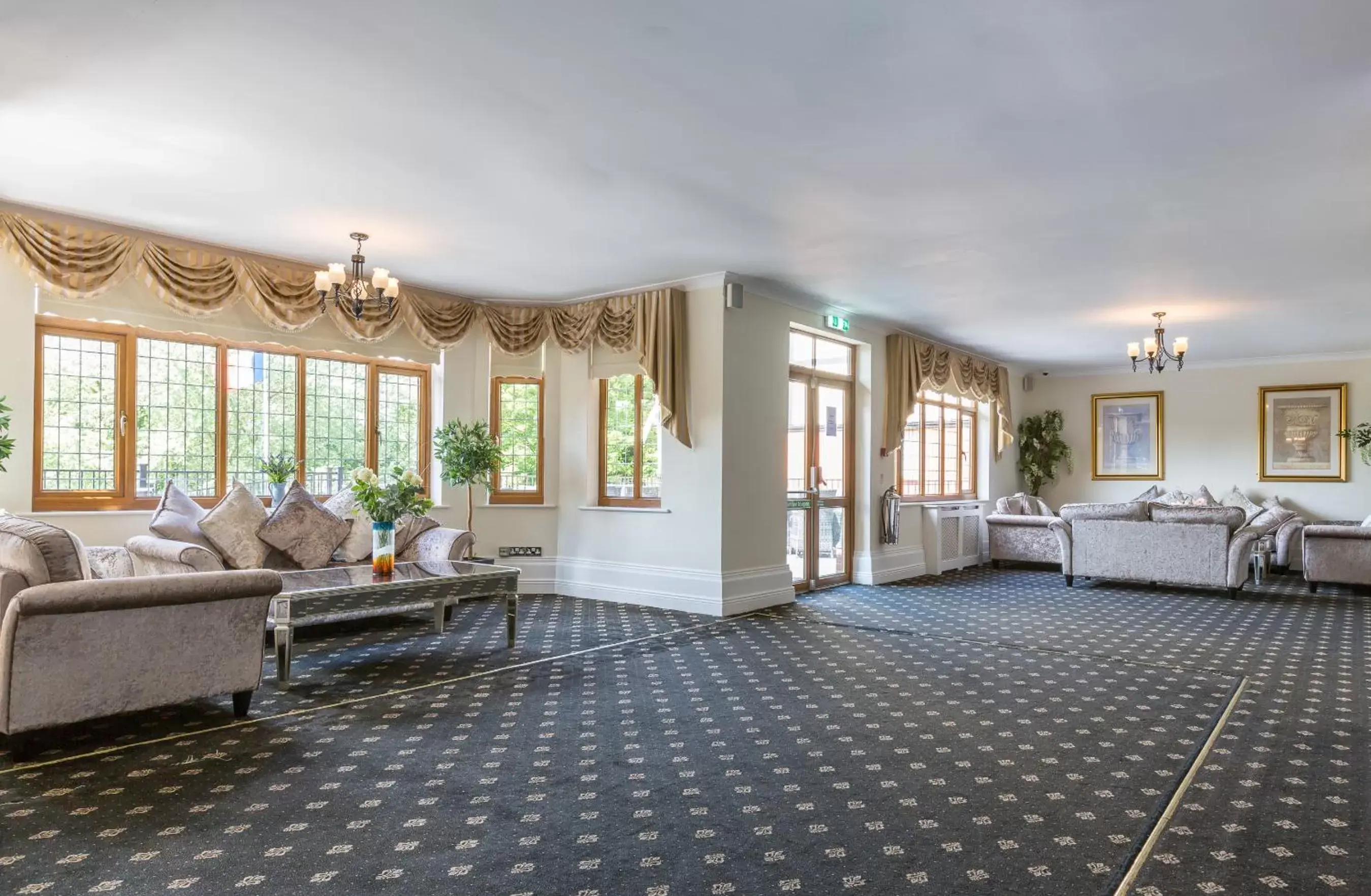 Restaurant/places to eat, Seating Area in De Rougemont Manor