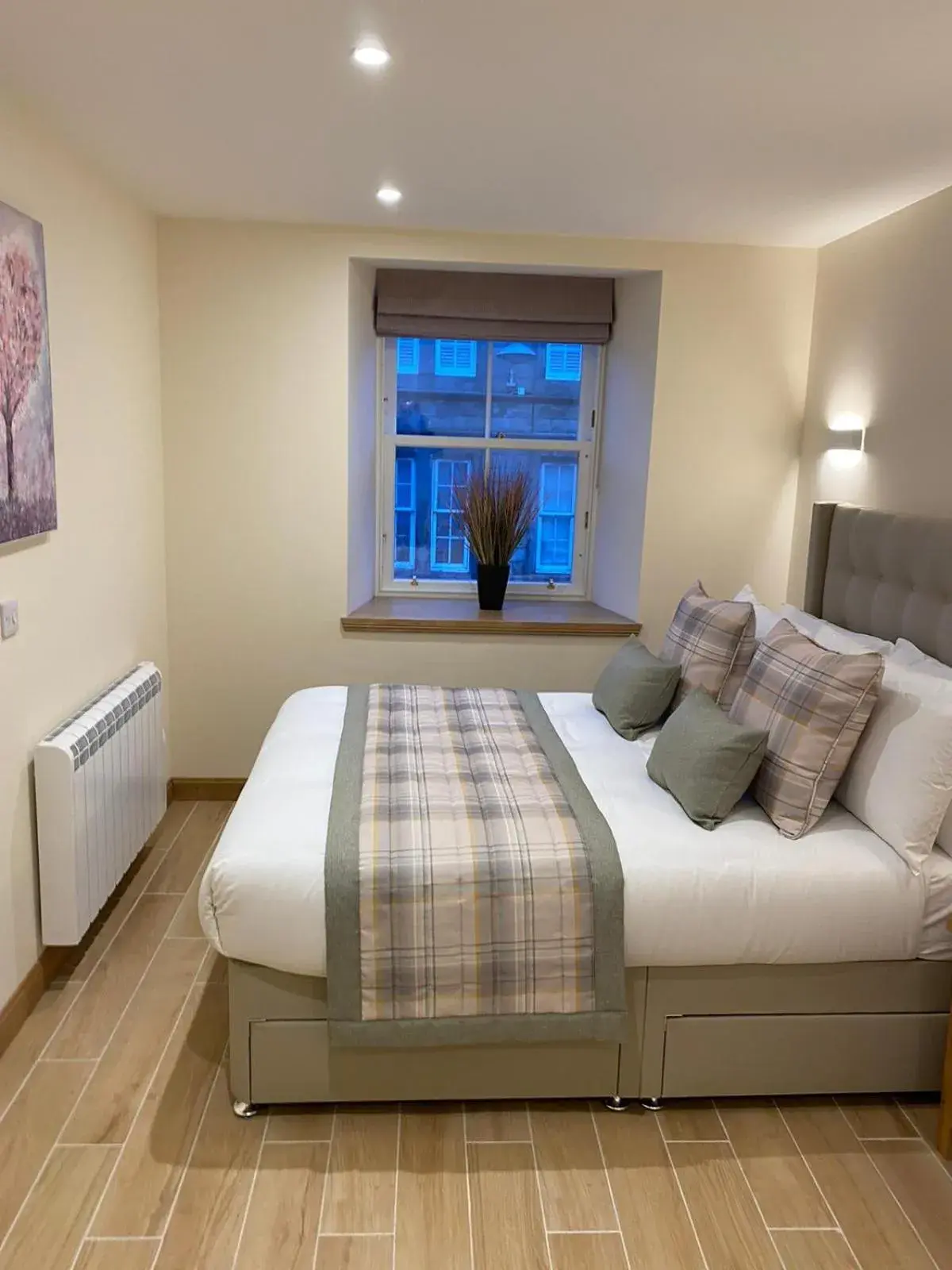 Bedroom, Bed in Waverley Inn Apartments