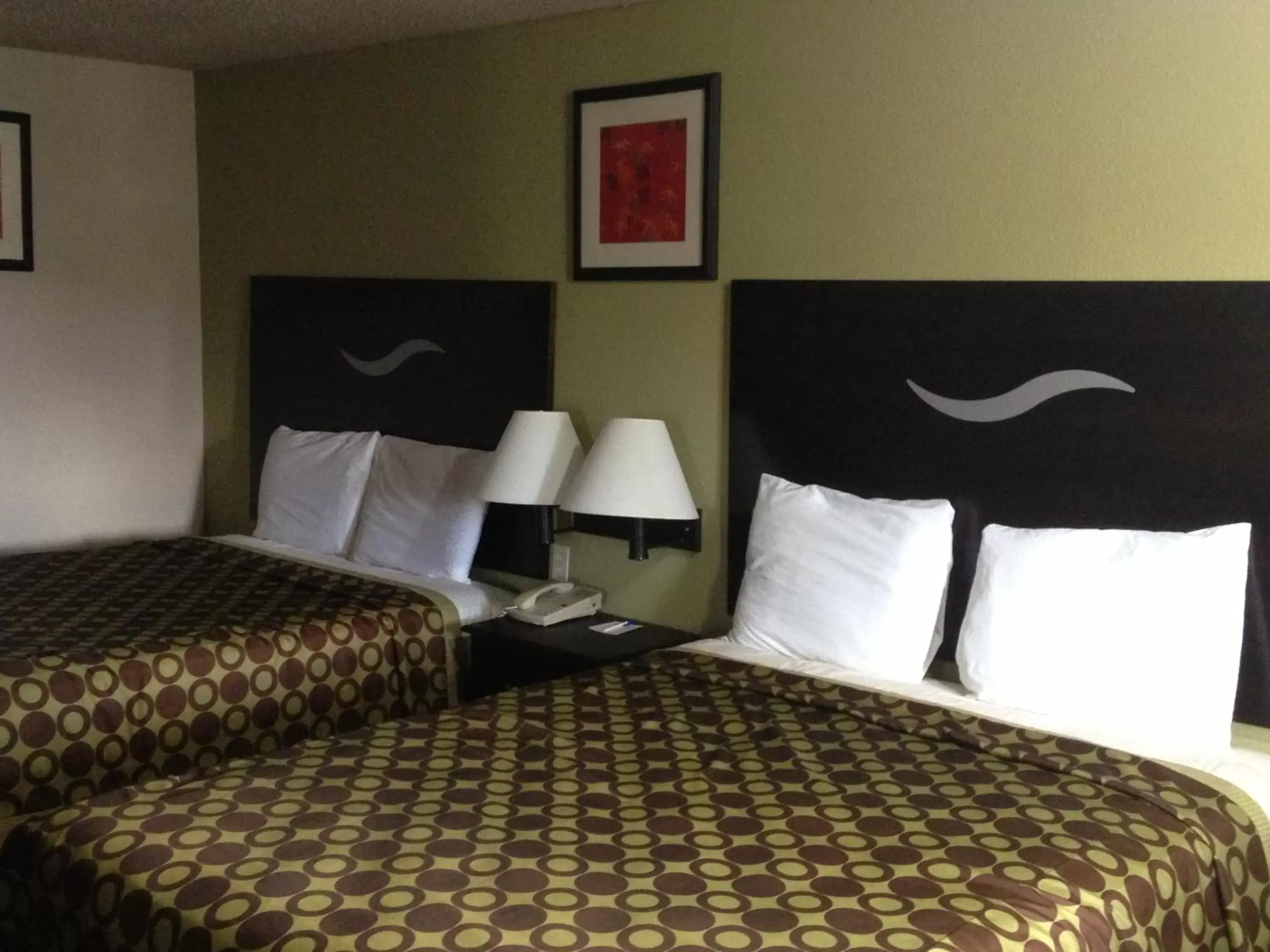 Bedroom, Bed in Americas Best Value Inn Kansas City East - Independence