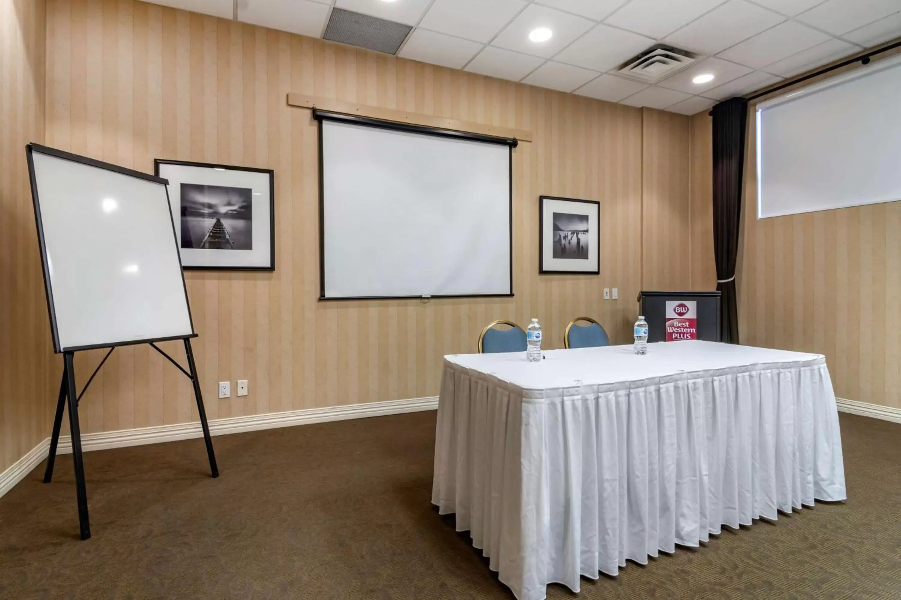 Meeting/conference room in Best Western Plus Vancouver Airport Hotel