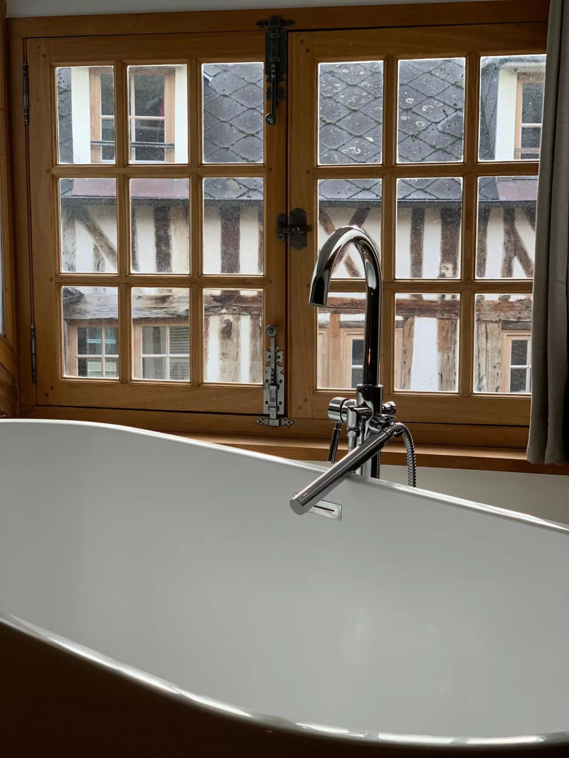 Bath in L'Ecole des Demoiselles