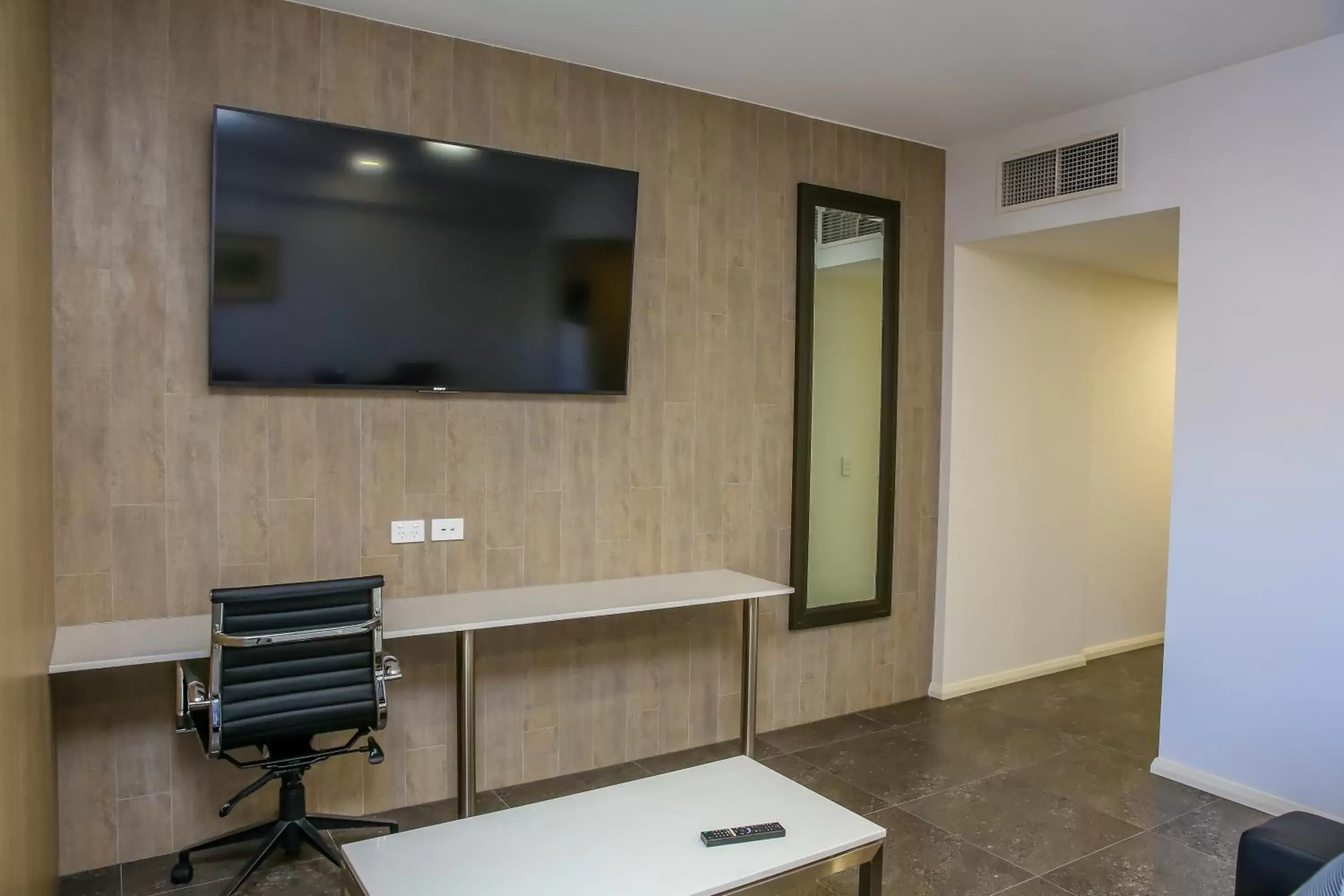TV and multimedia, TV/Entertainment Center in Boulevard on Beaumont