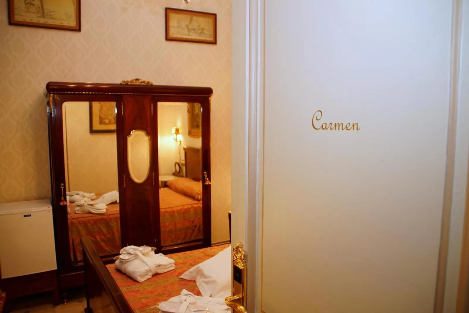 wardrobe, Bed in Sitges Royal Rooms