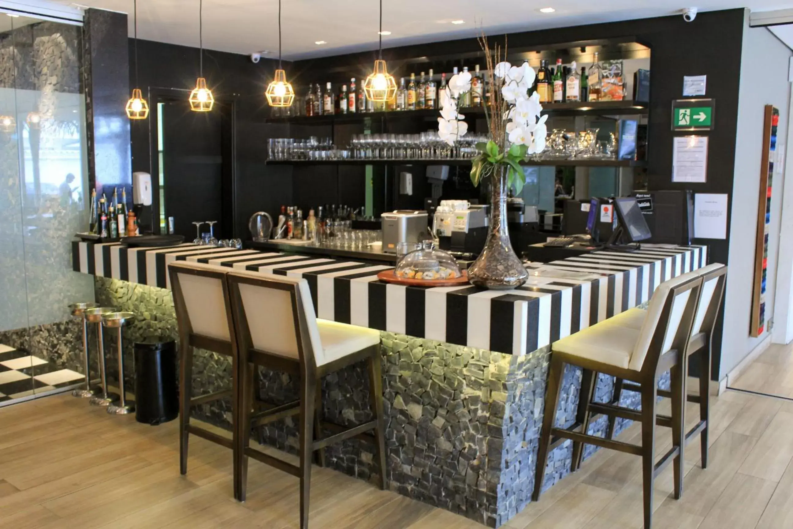 Lounge or bar in eSuites Savassi Toscanini Lounge or bar in eSuites Savassi Toscanini