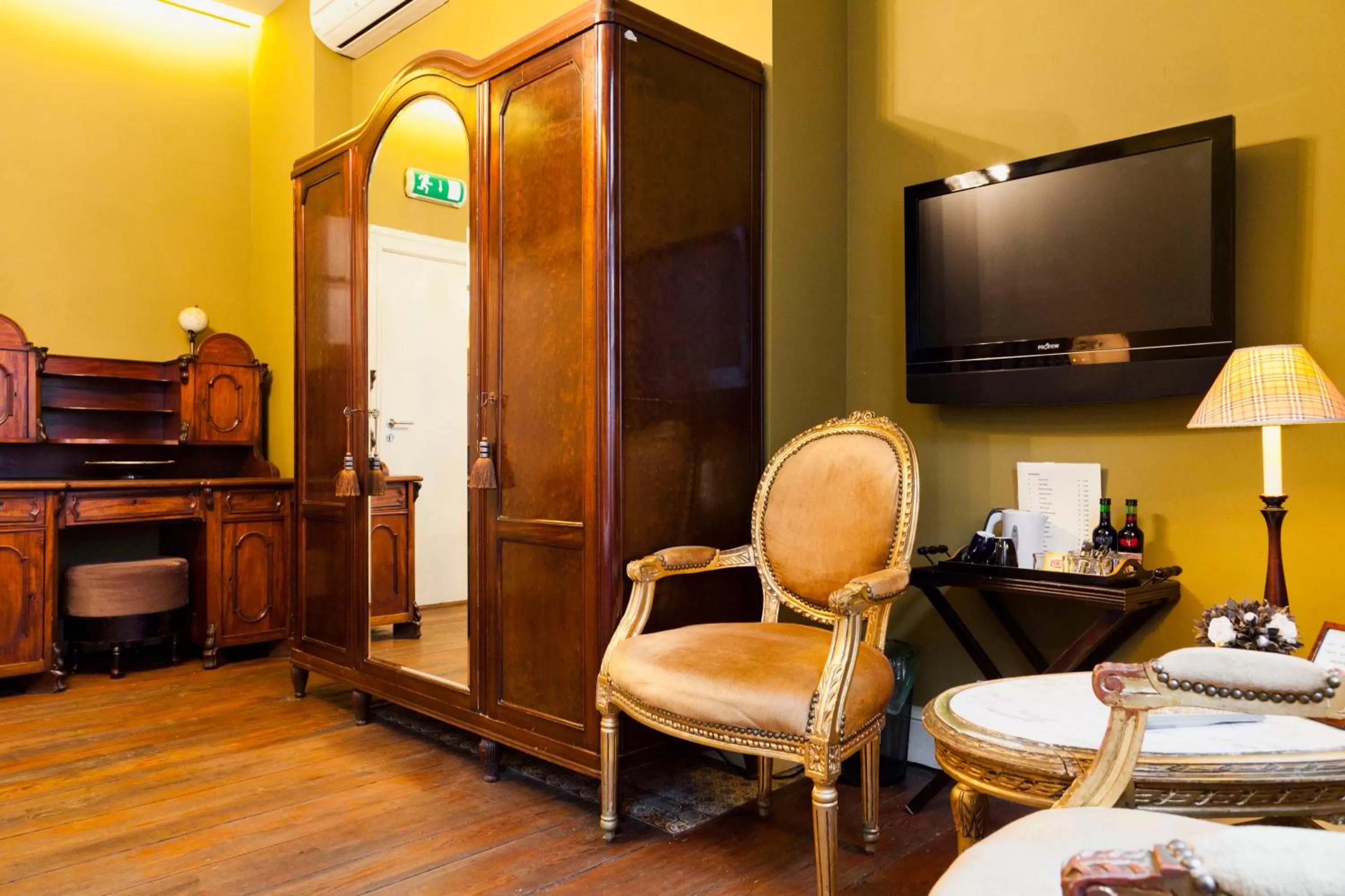 Decorative detail in Hotel Diamonds and Pearls