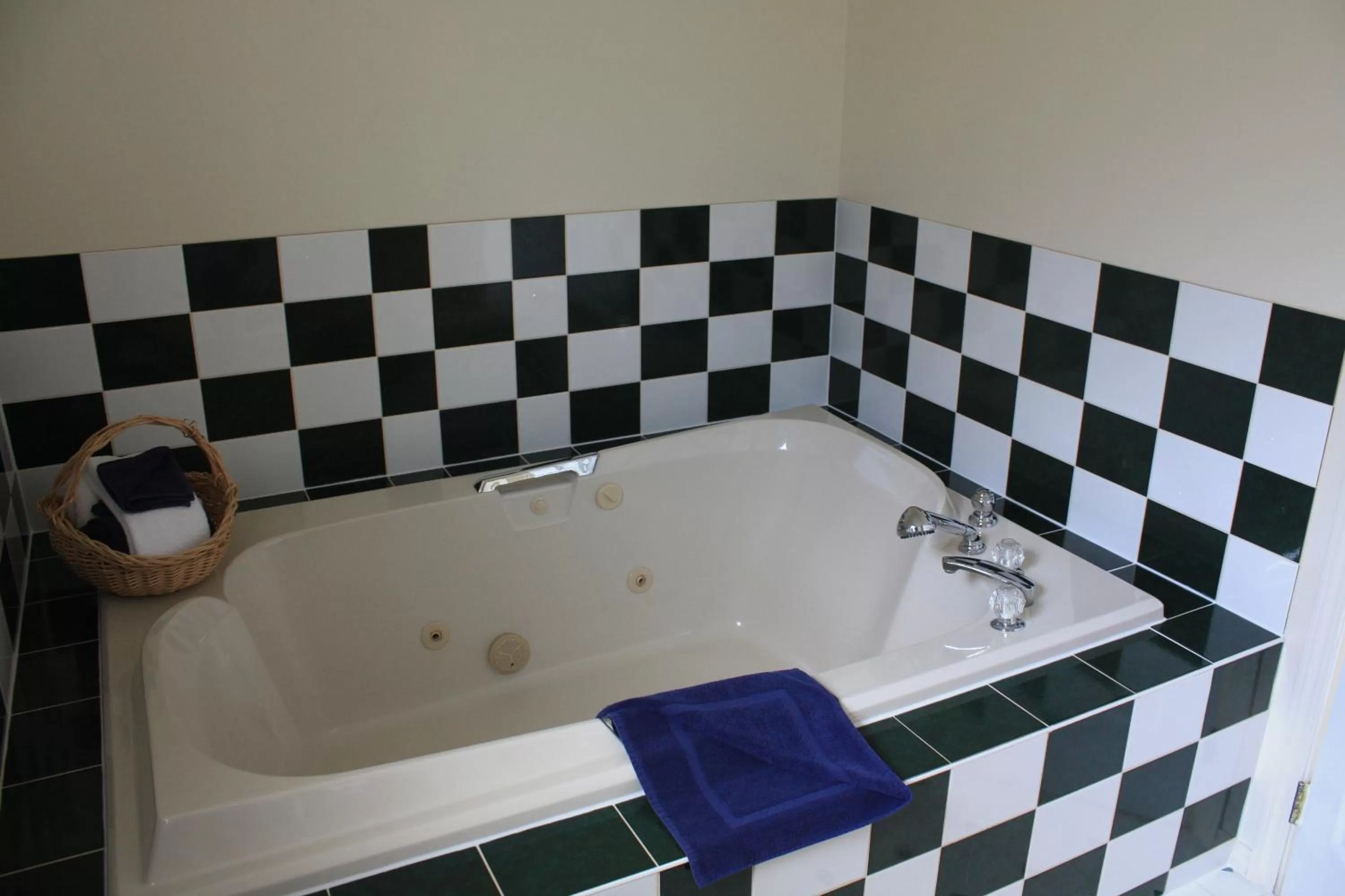 Bathroom in Sunny Beach Motel