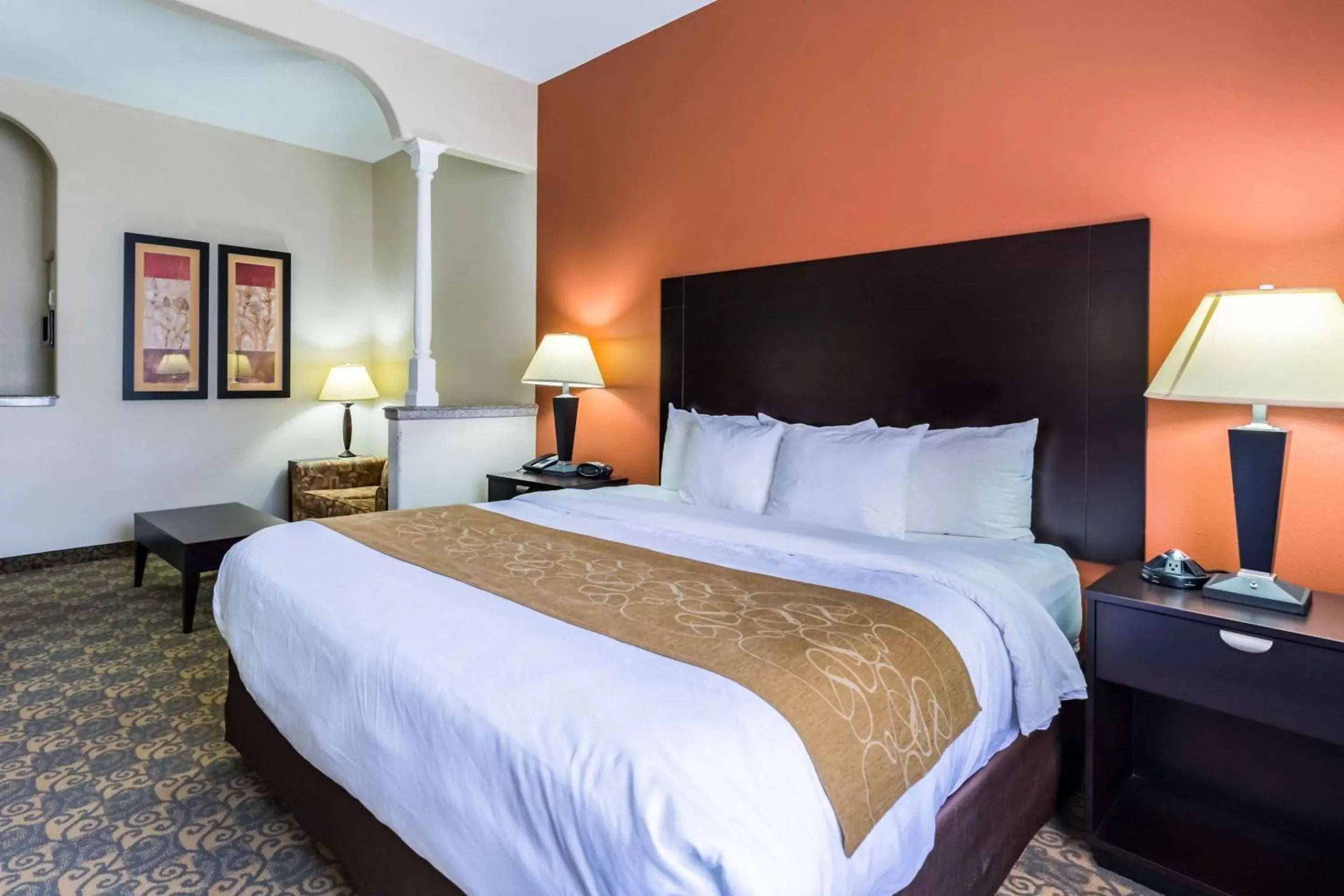 Photo of the whole room, Bed in Comfort Suites Westchase Houston Energy Corridor