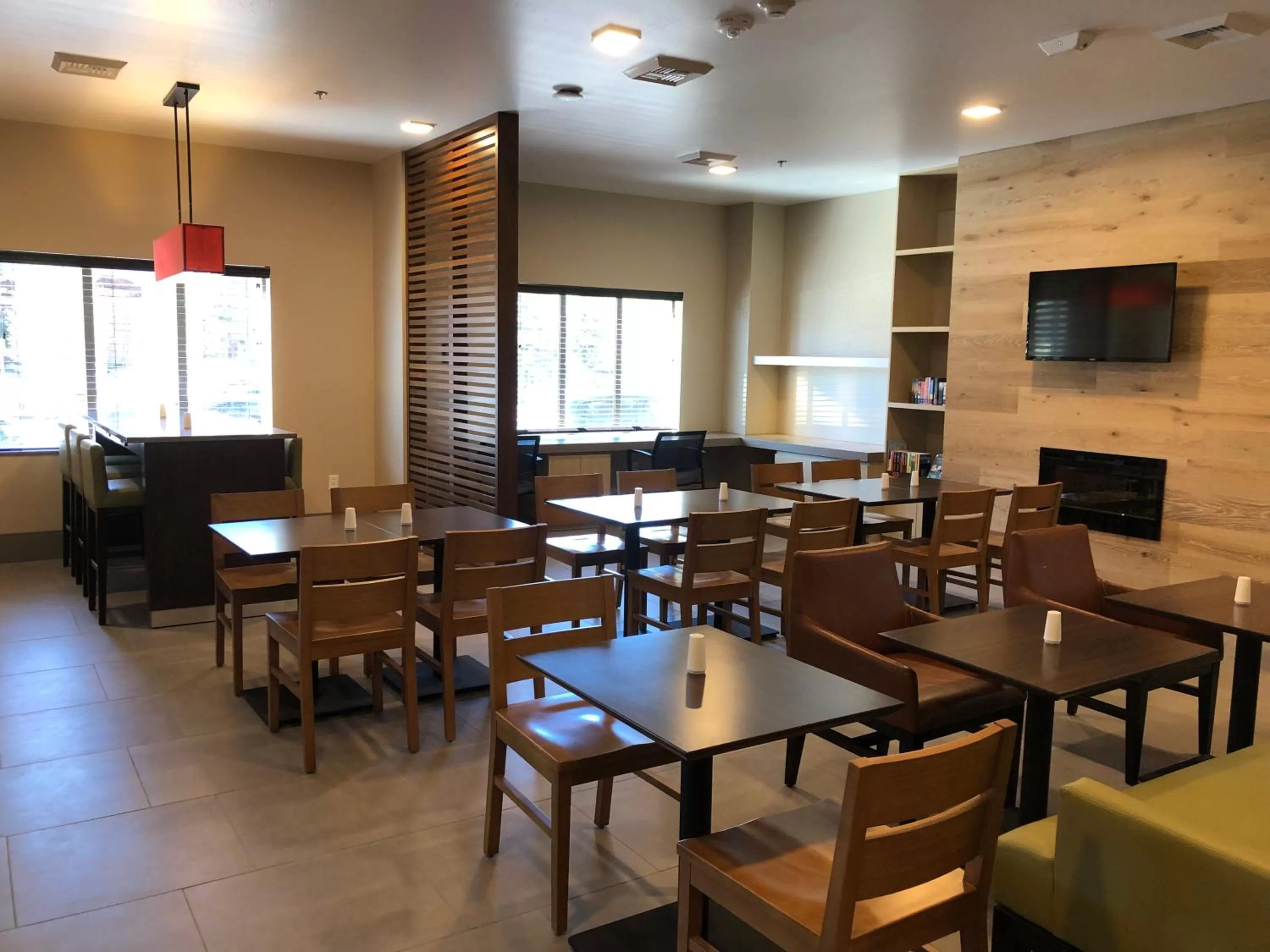 Breakfast in Country Inn & Suites by Radisson, Flagstaff Downtown, AZ