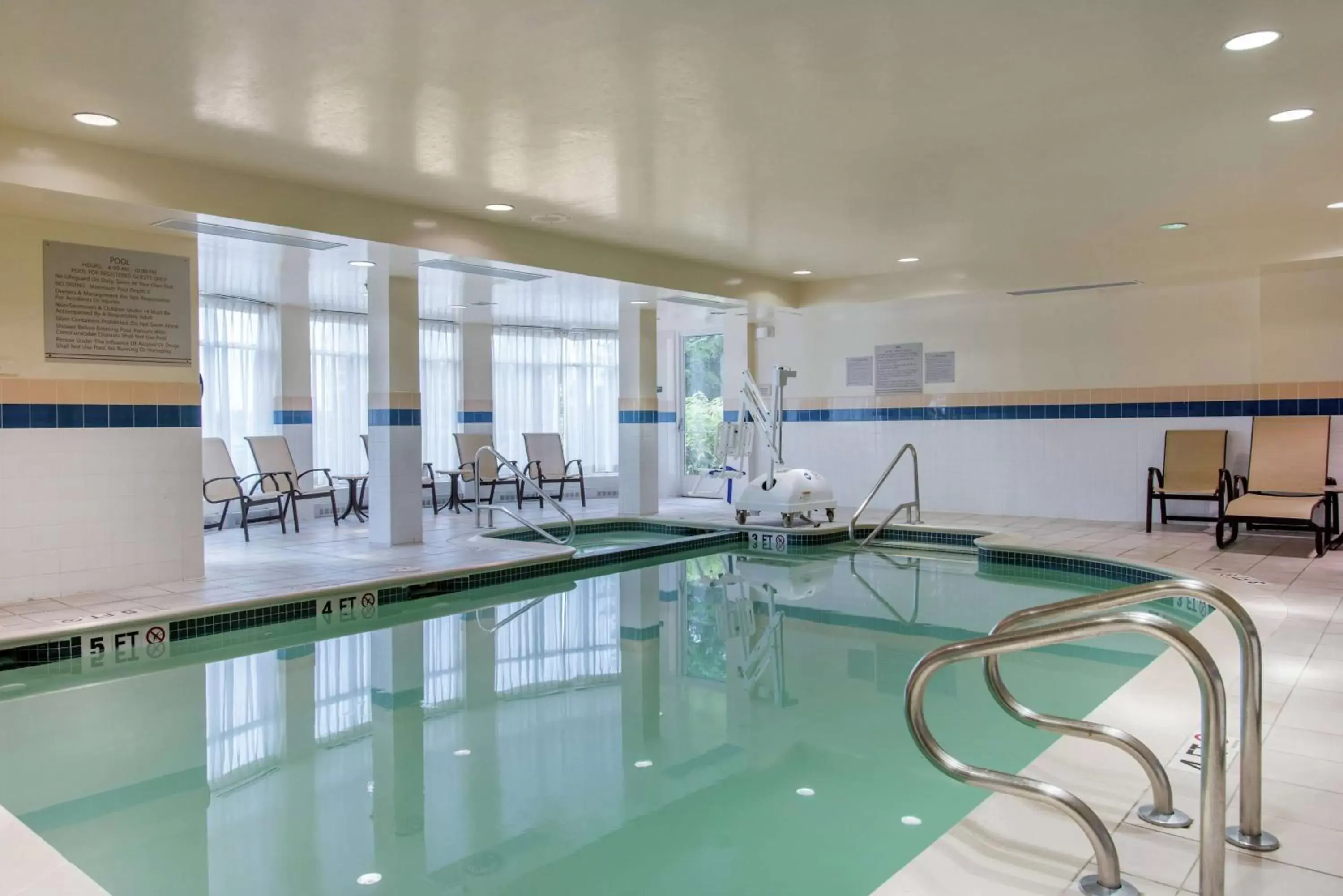 Swimming Pool in Hilton Garden Inn Portland Airport