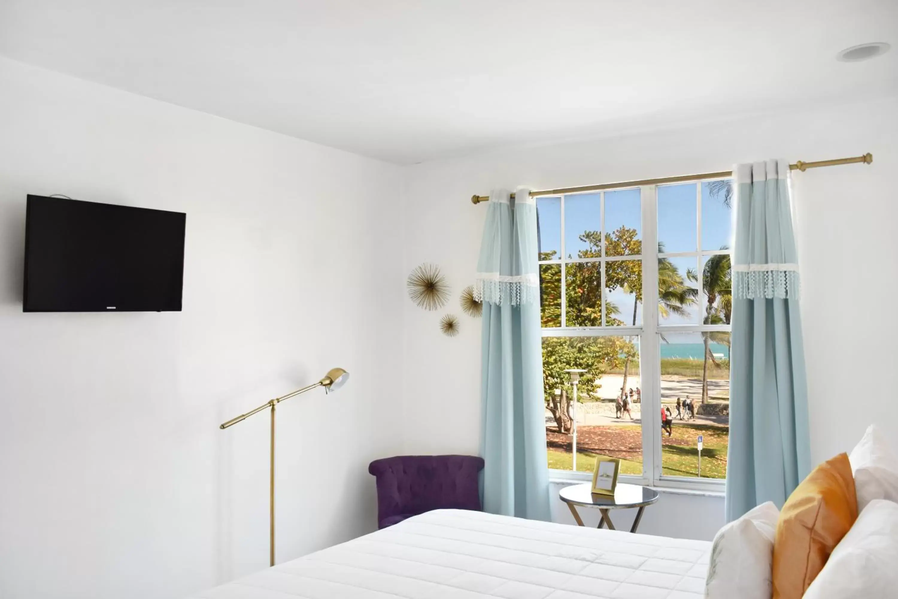 Bedroom, TV/Entertainment Center in Beach Park Hotel