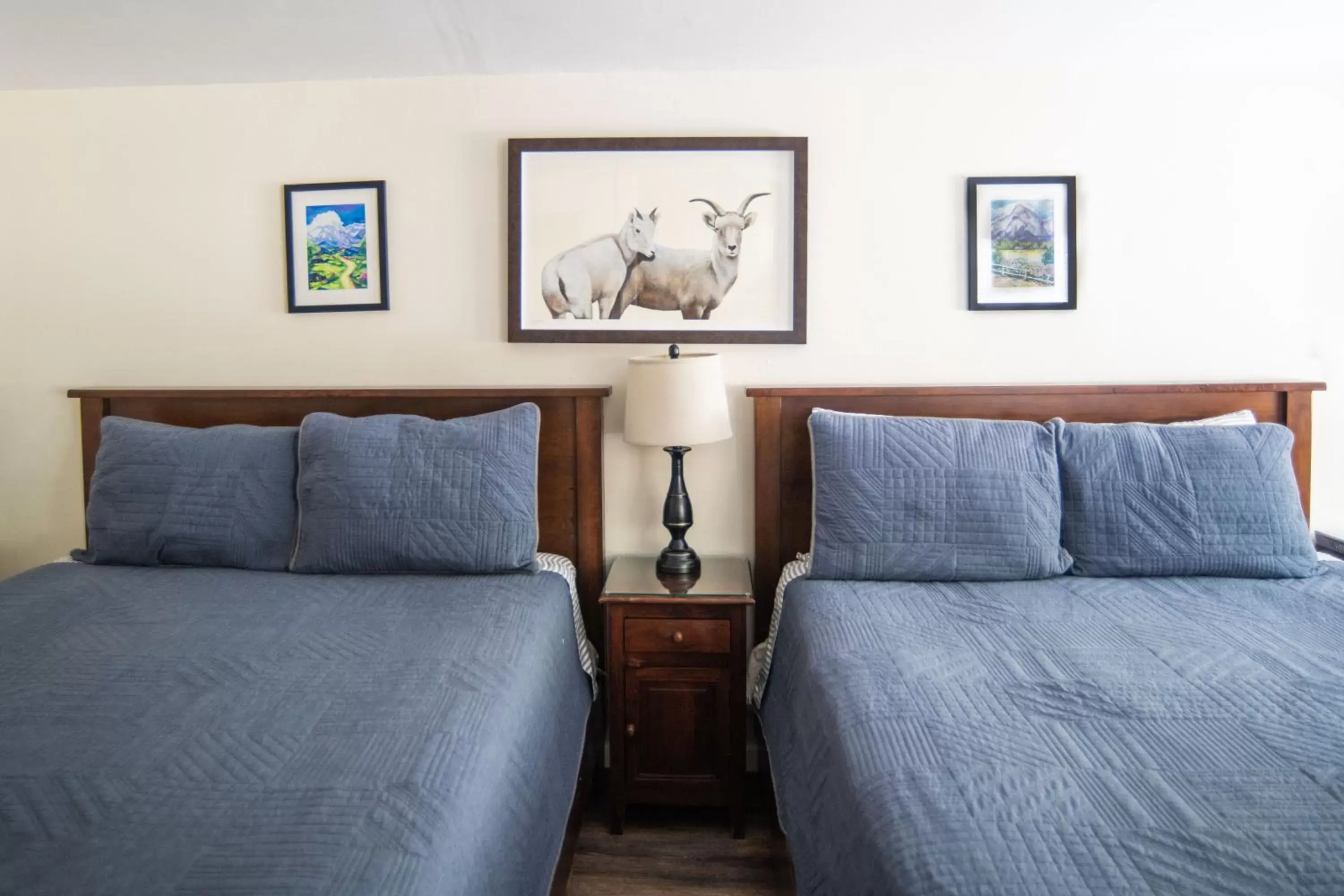 Bed, Seating Area in Mt Williamson Motel and Basecamp