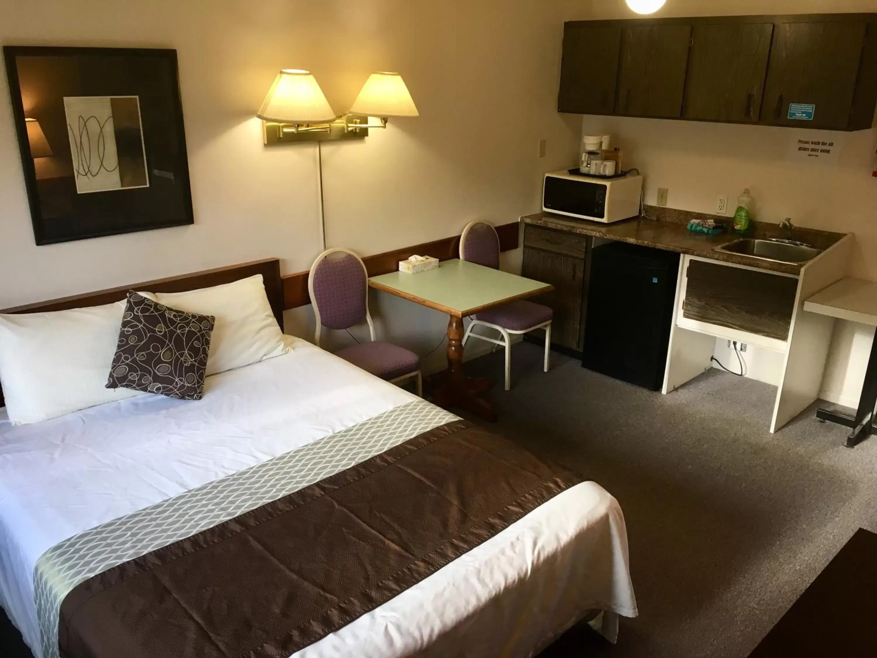 Deluxe Queen Room in Fuller Lake Chemainus Motel Deluxe Queen Room in Fuller Lake Chemainus Motel