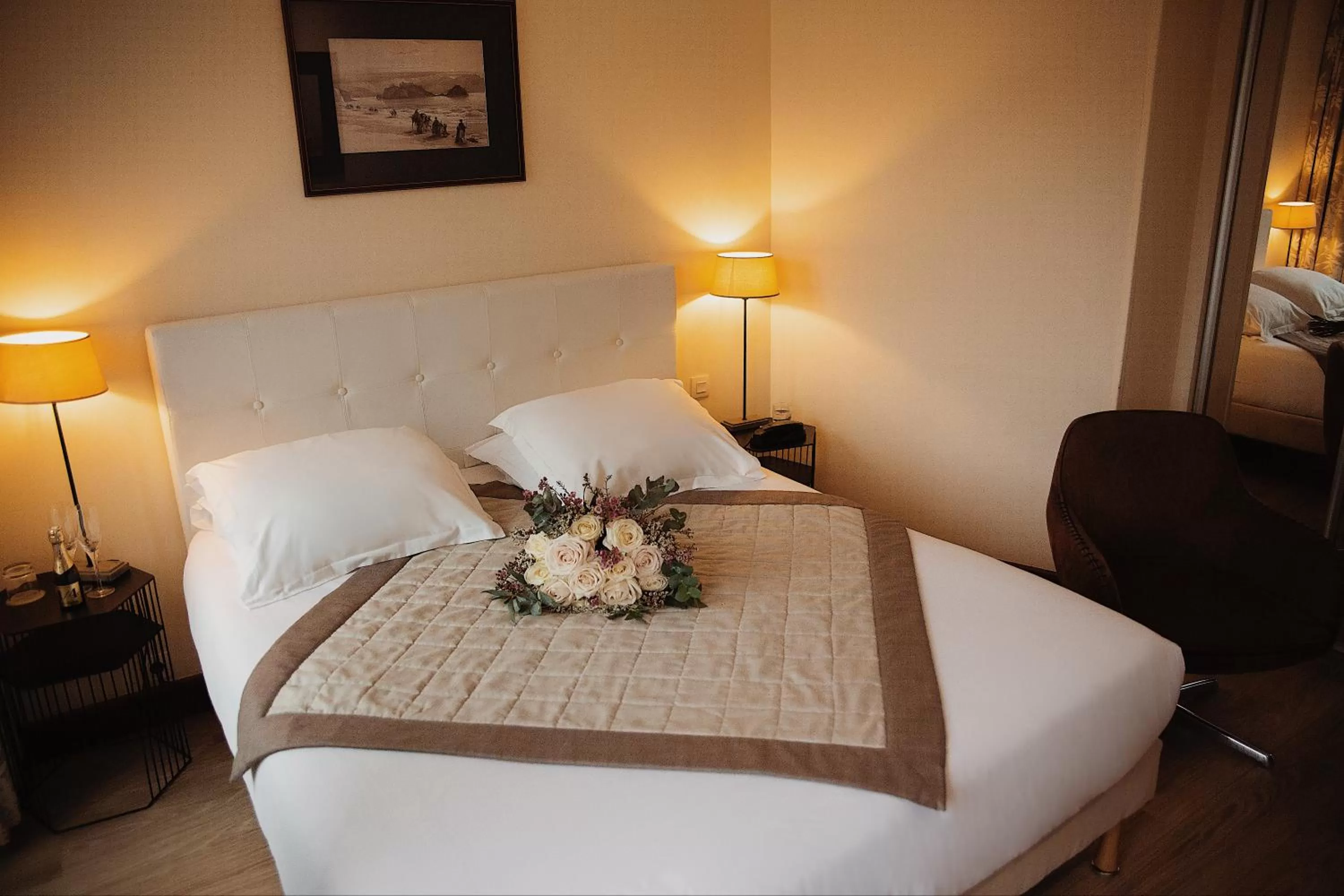 Photo of the whole room, Bed in Waldorf Montparnasse