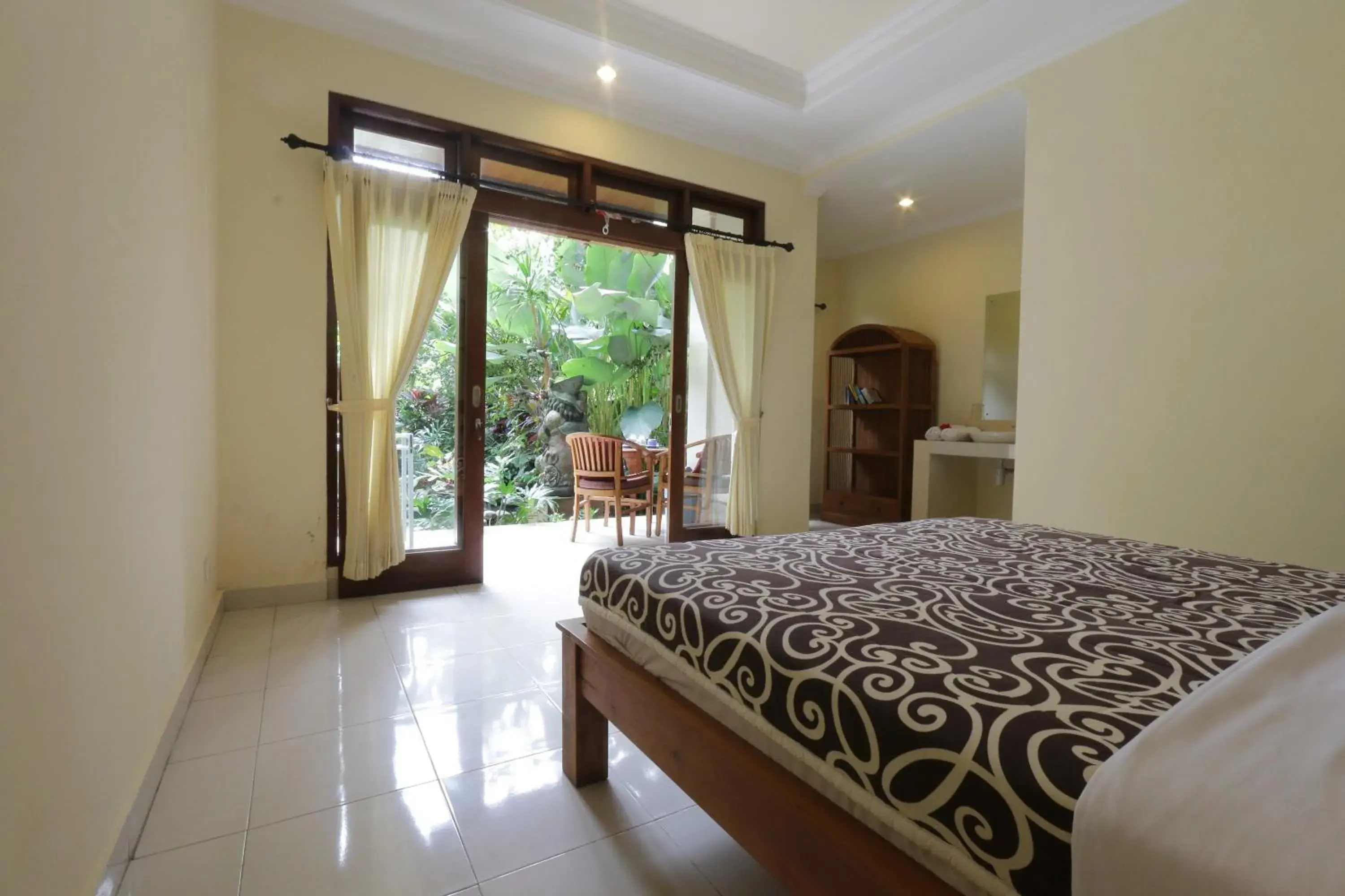 Photo of the whole room, Bed in Frangipani Bungalow