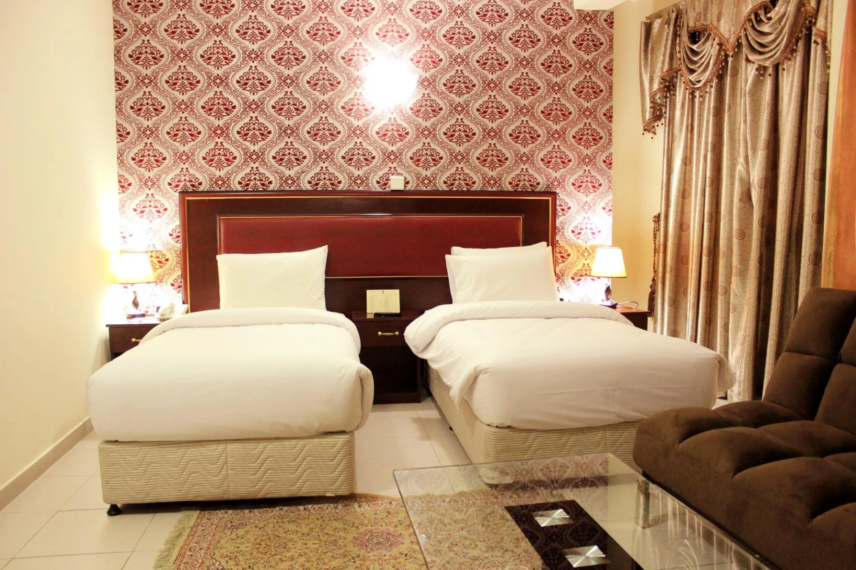 Bedroom, Bed in Montreal Naif Hotel