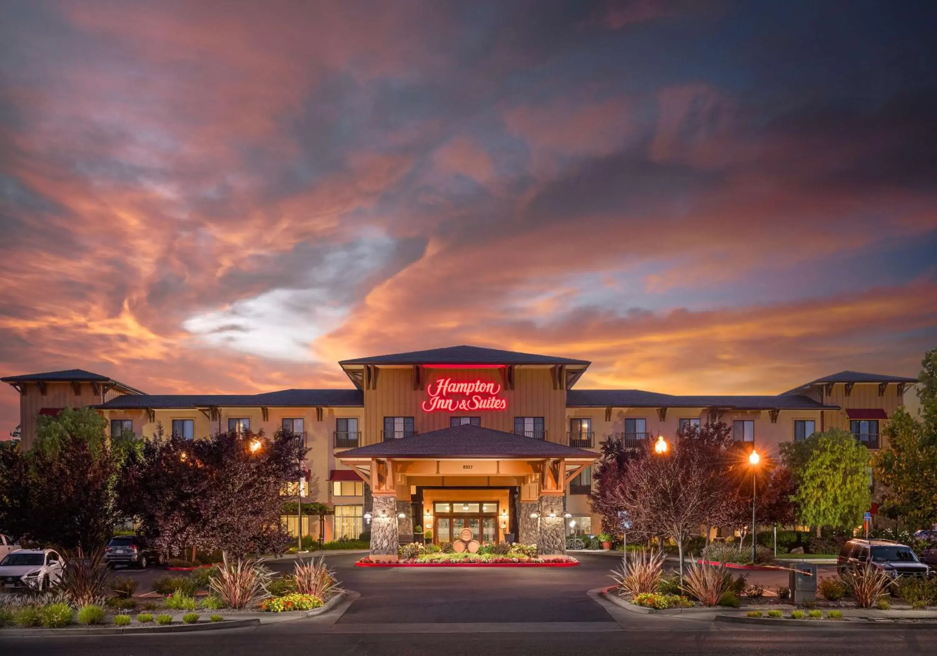 Property building in Hampton Inn & Suites Windsor-Sonoma Wine Country Property building in Hampton Inn & Suites Windsor-Sonoma Wine Country