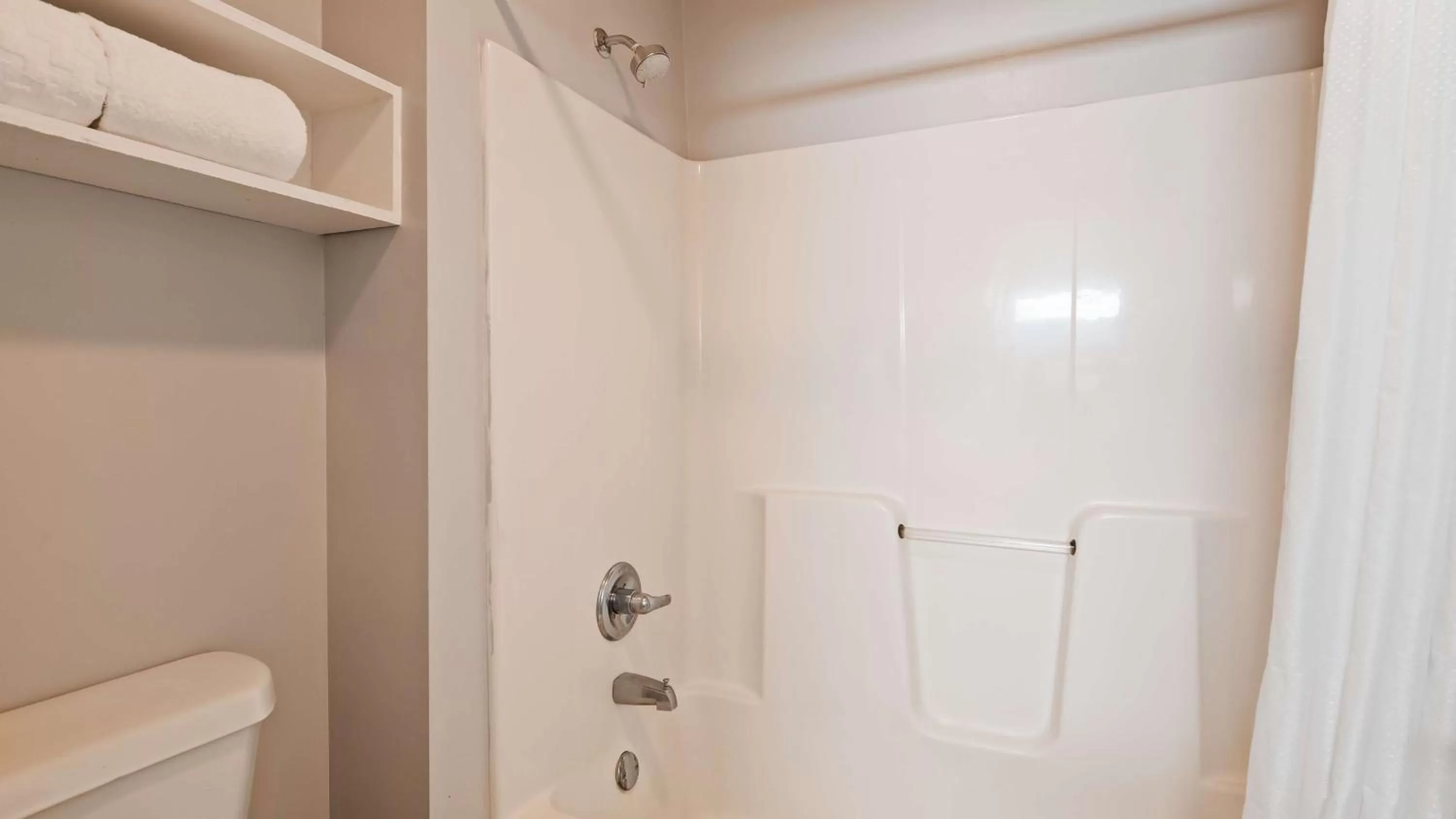 Photo of the whole room, Bathroom in Apple Valley Inn Pigeon Forge