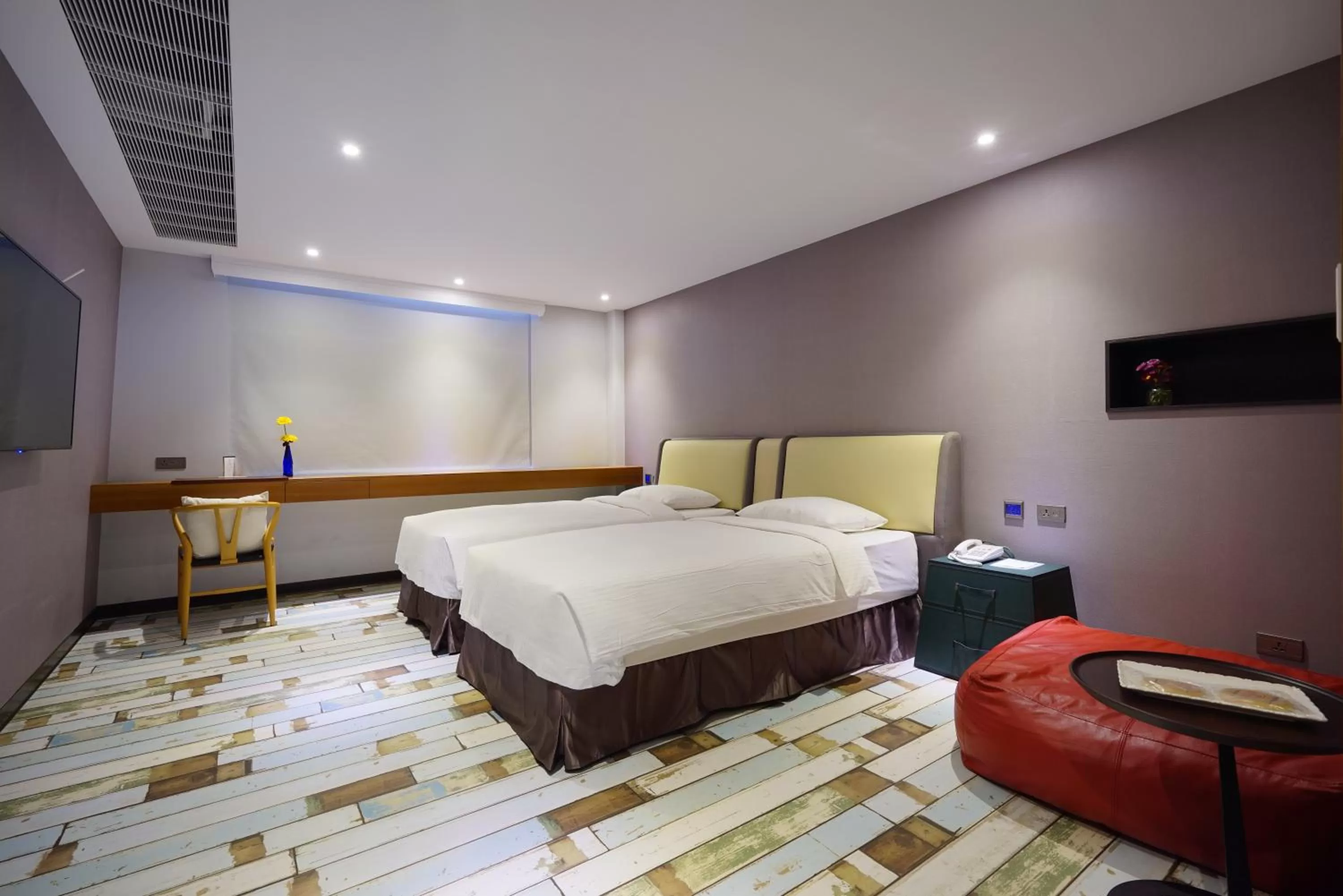 Photo of the whole room, Bed in 3 Door Hotel