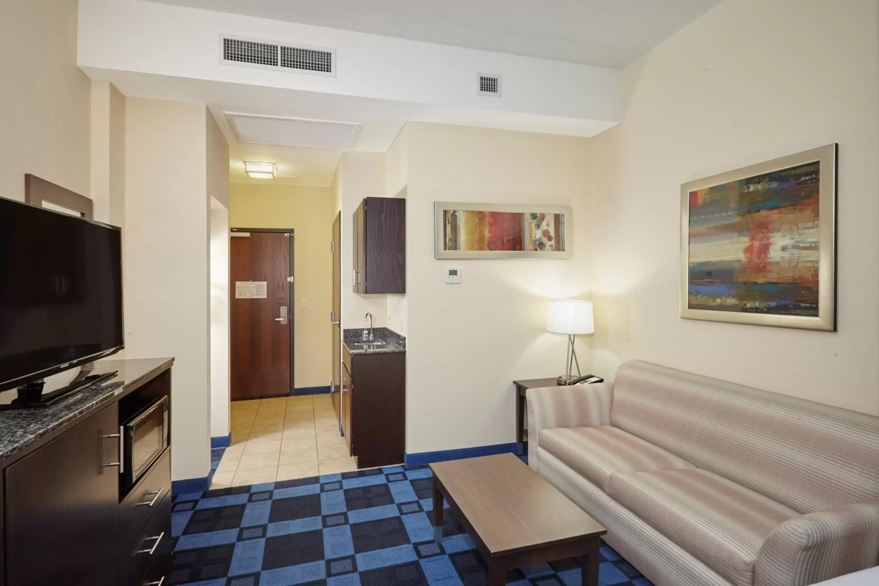 Photo of the whole room, Seating Area in Holiday Inn Express and Suites Columbia University Area, an IHG Hotel