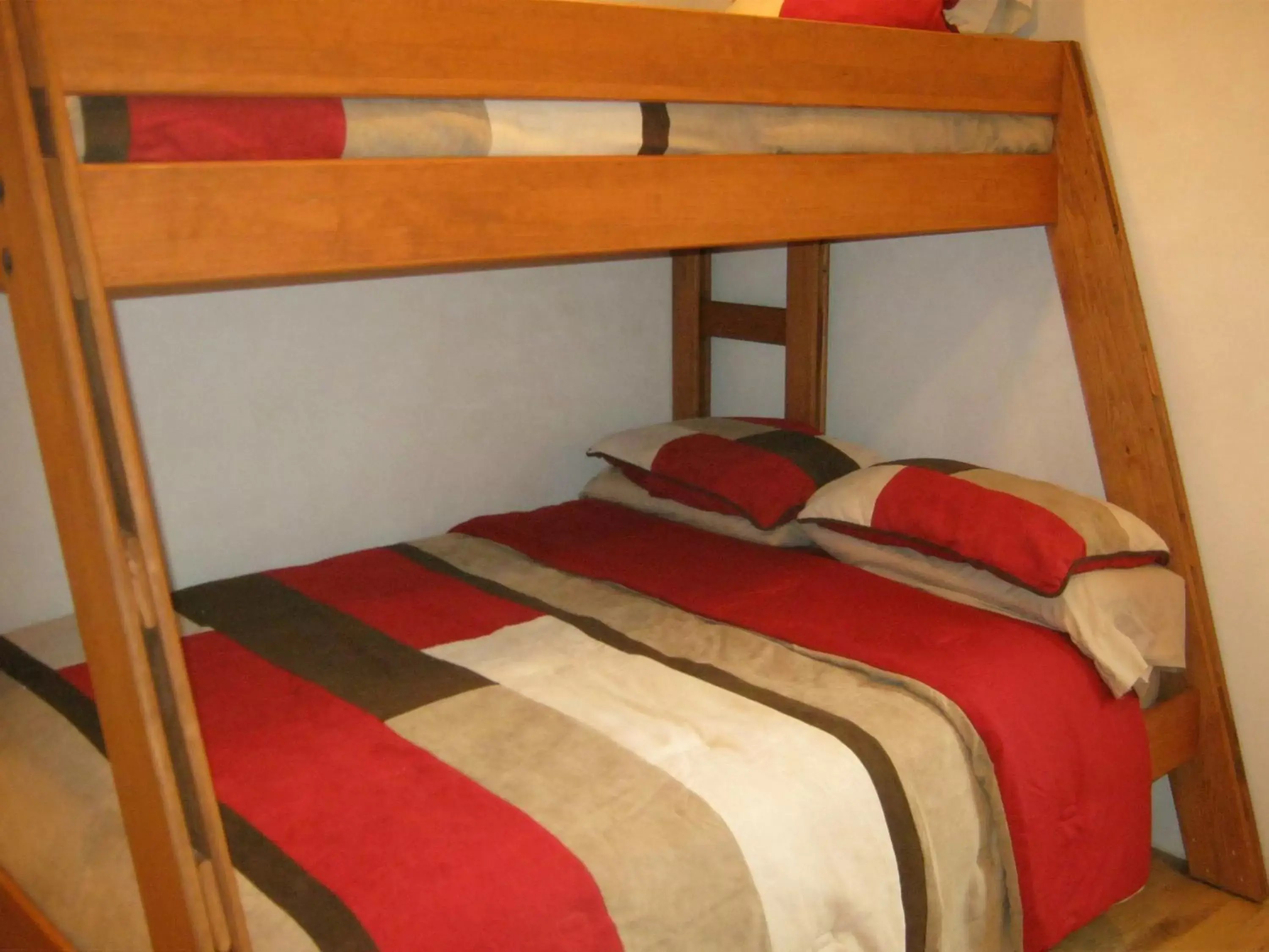 bunk bed in Shady Brook Inn Village/Resort