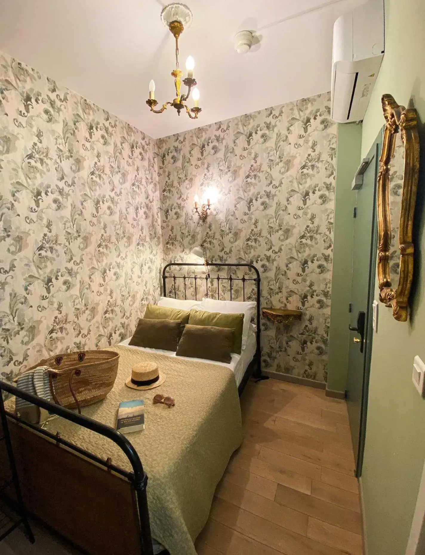 Photo of the whole room, Bed in Hotel Le Ponteil Photo of the whole room, Bed in Hotel Le Ponteil