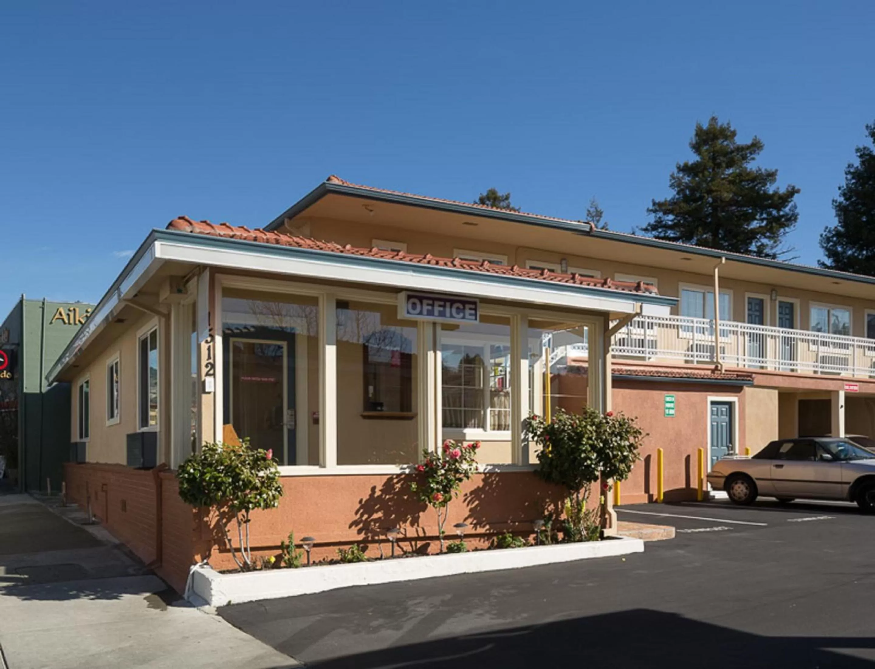 Property building in Howard Johnson By Wyndham Berkeley