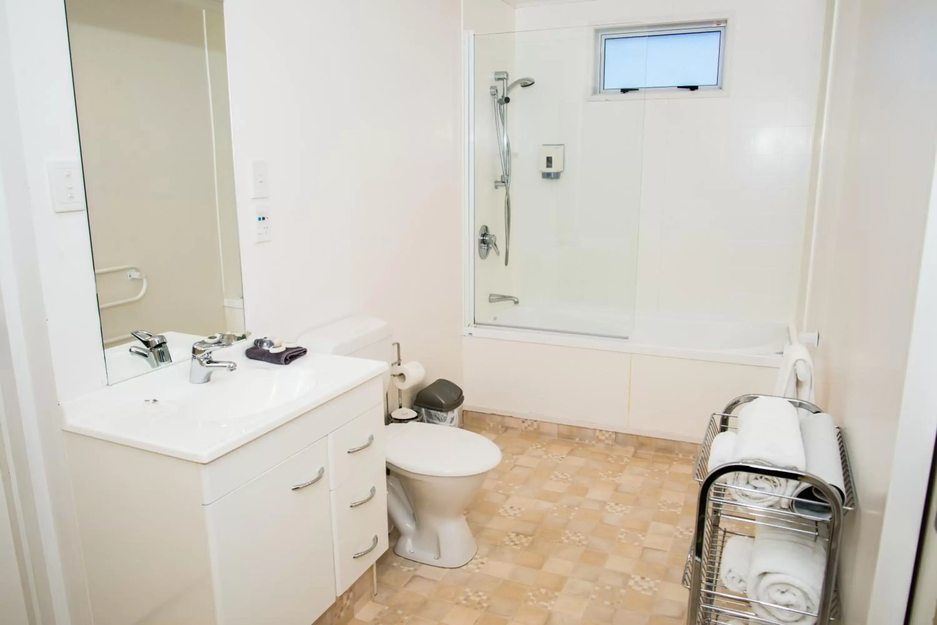 Shower, Bathroom in Edgewater Motel