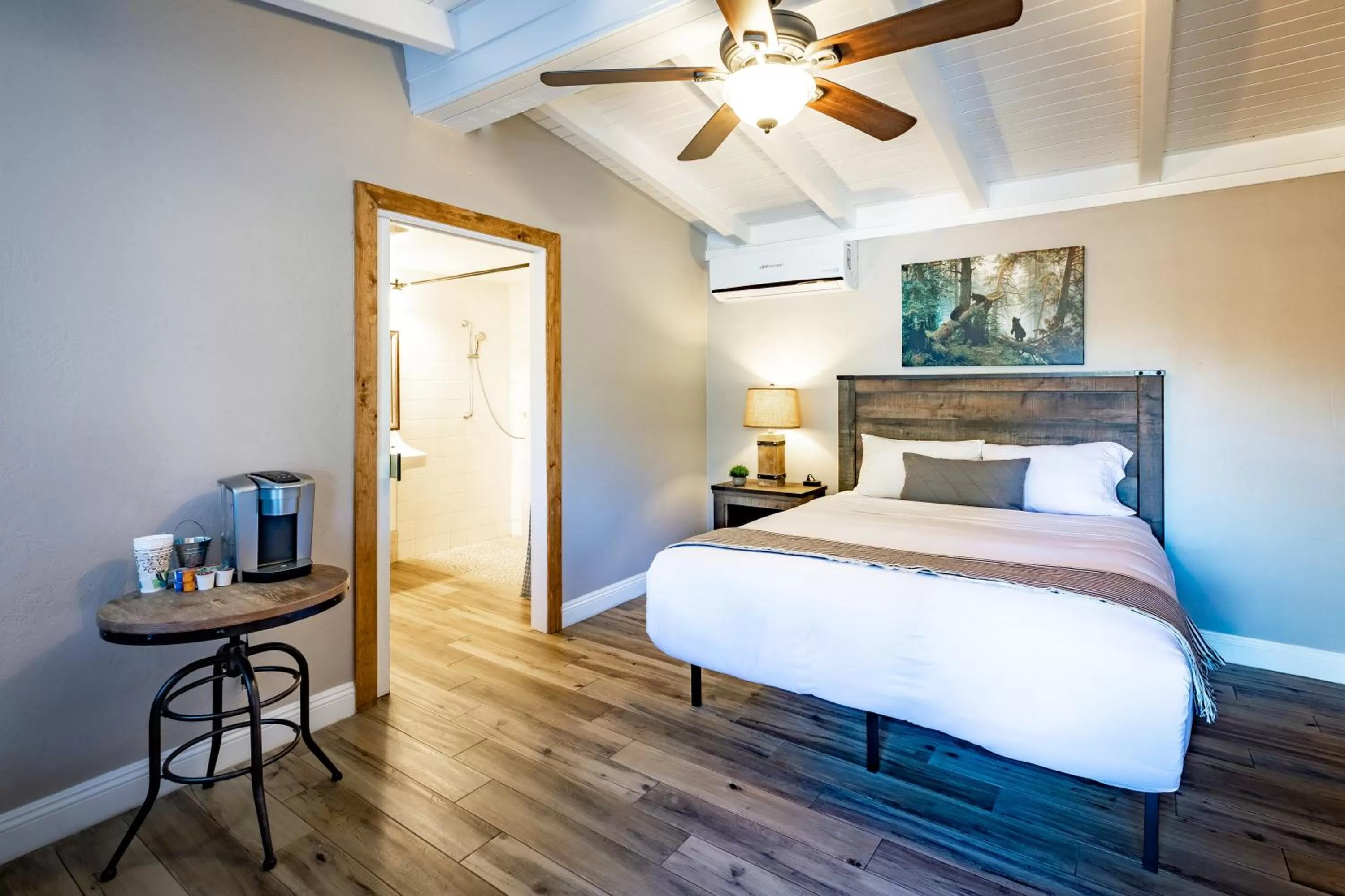 Bedroom, Bed in Apple Tree Inn