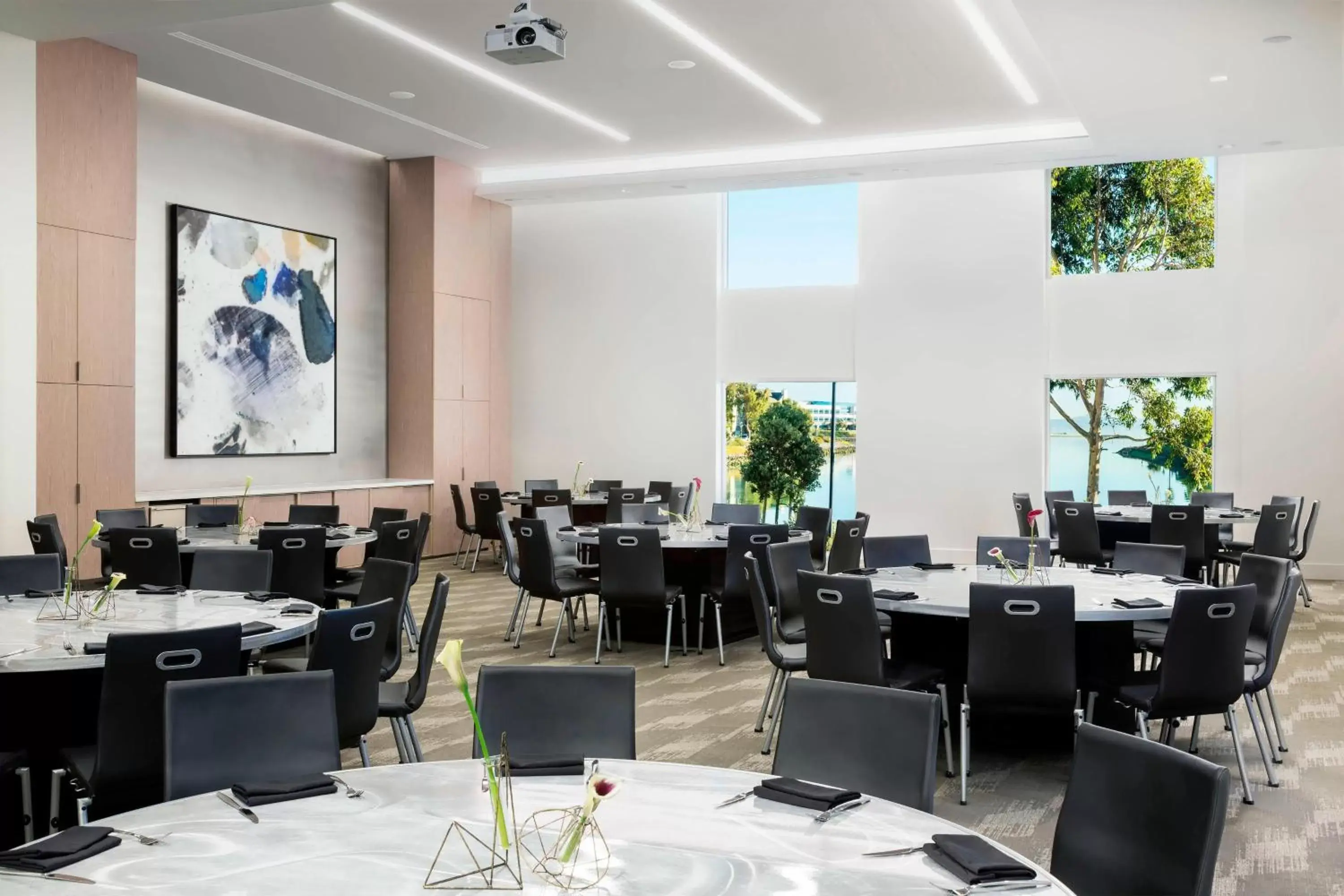 Meeting/conference room, Restaurant/Places to Eat in AC Hotel by Marriott San Francisco Airport/Oyster Point Waterfront