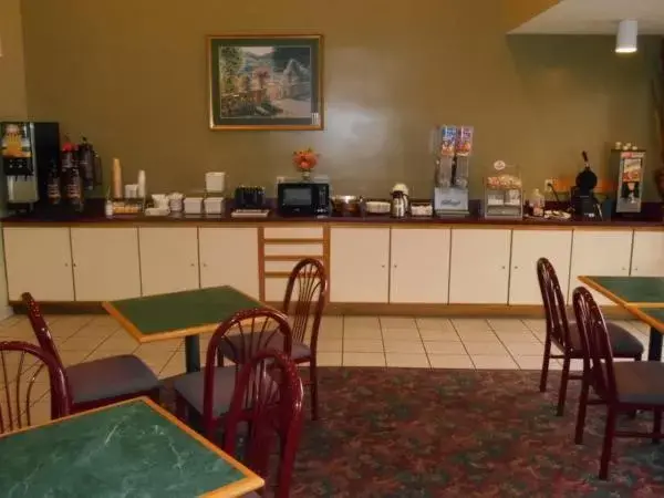 Restaurant/Places to Eat in GuestHouse Inn St. Joseph