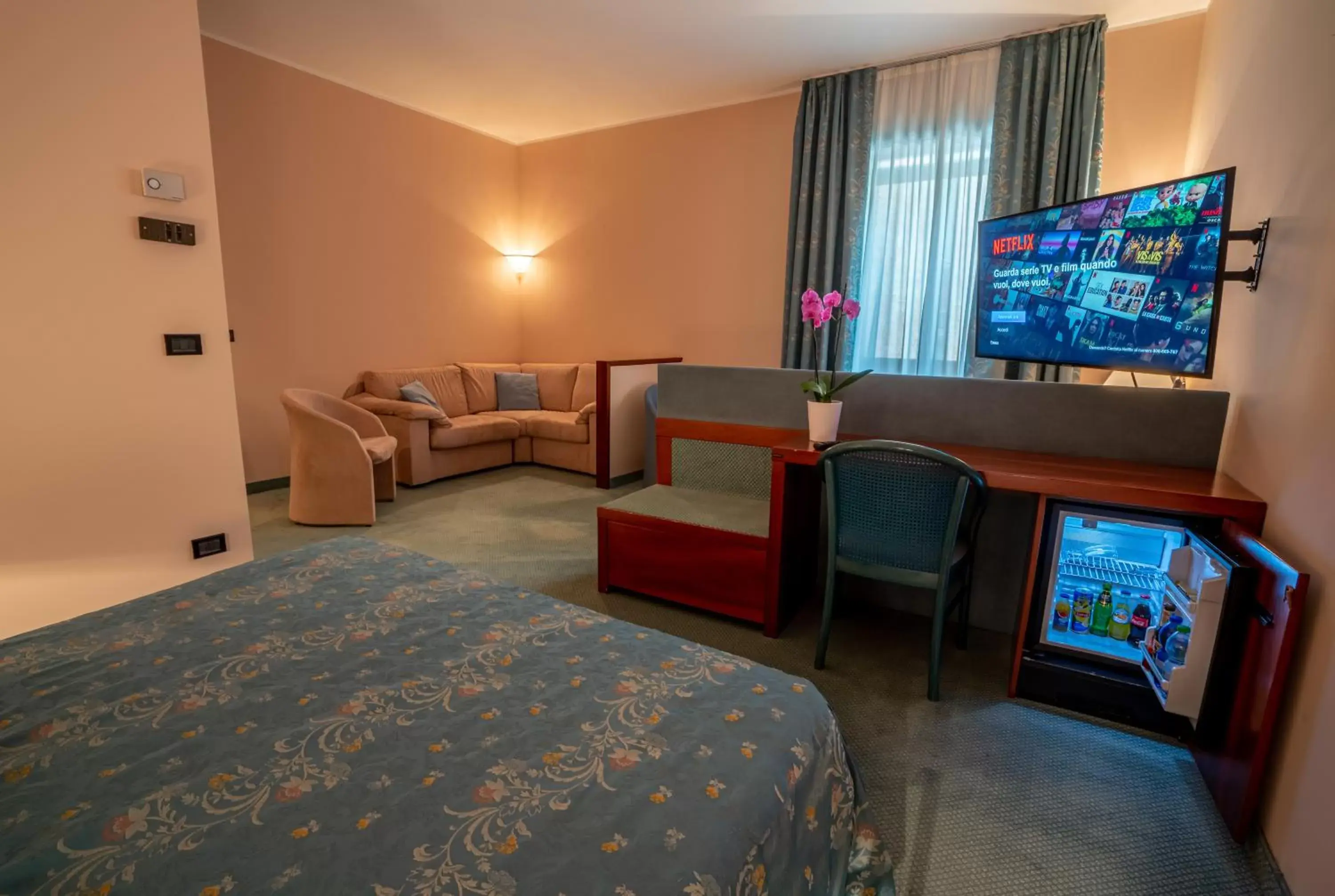 TV and multimedia, TV/Entertainment Center in Hotel Diana