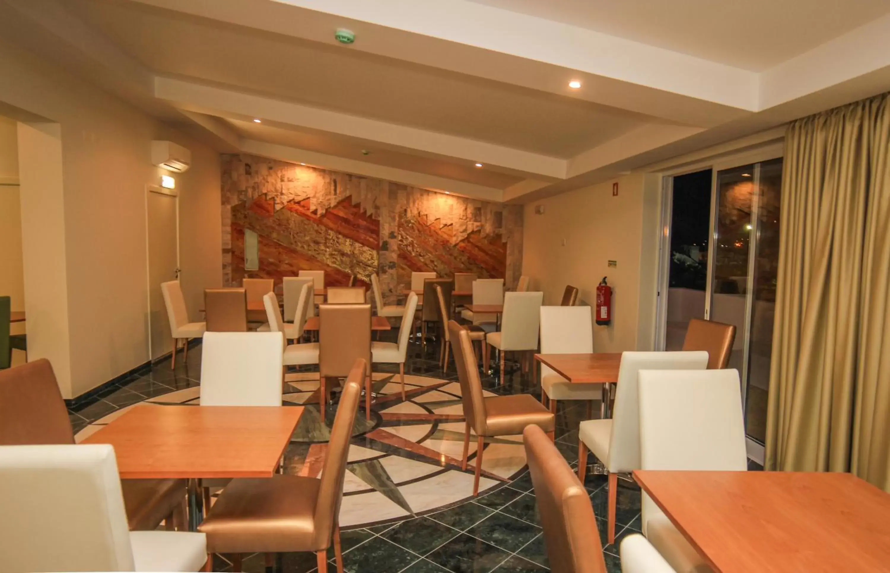 Lounge or bar, Restaurant/Places to Eat in Lagoa Hotel
