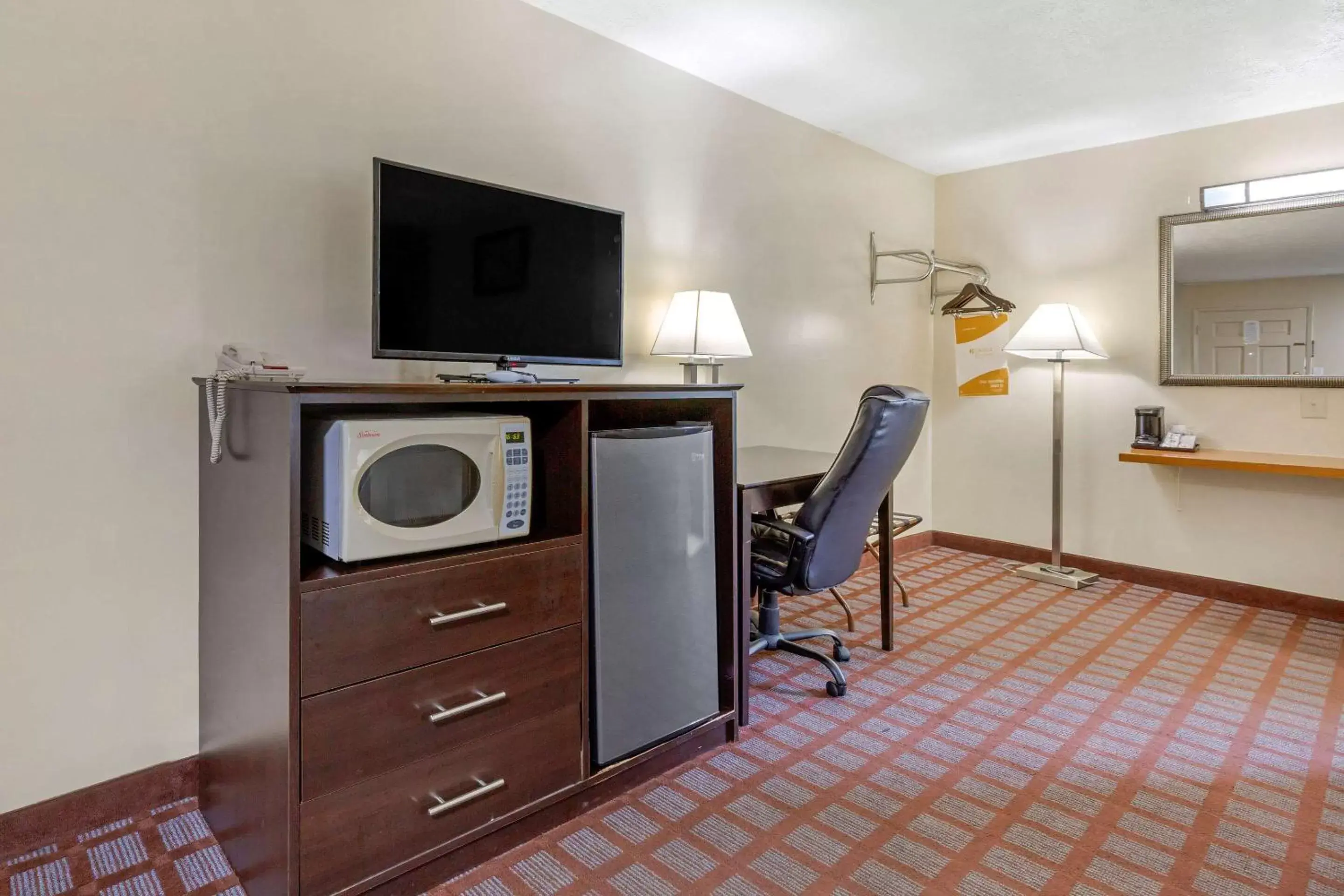 Photo of the whole room, TV/Entertainment Center in Econo Lodge Woodstock - Shenandoah Valley I-81