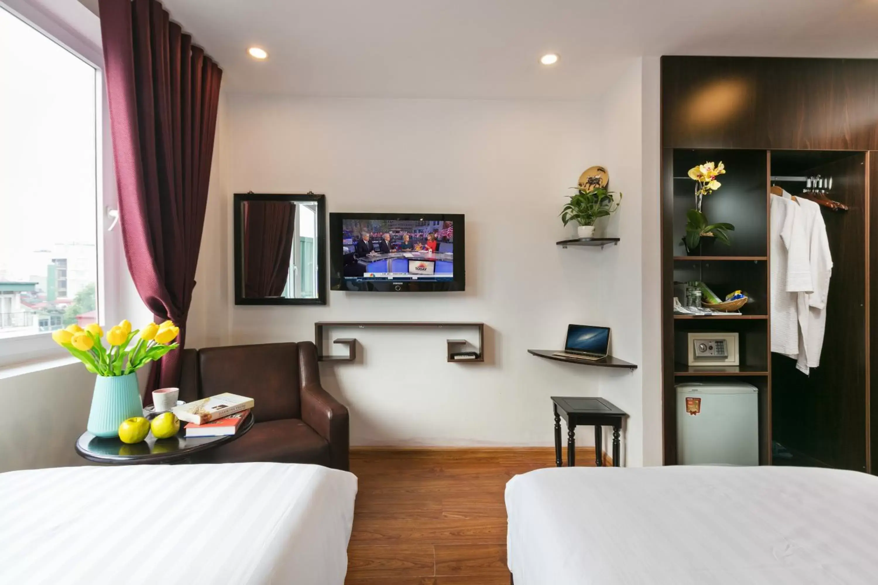 Bedroom, TV/Entertainment Center in Splendid Star Grand Hotel and Spa