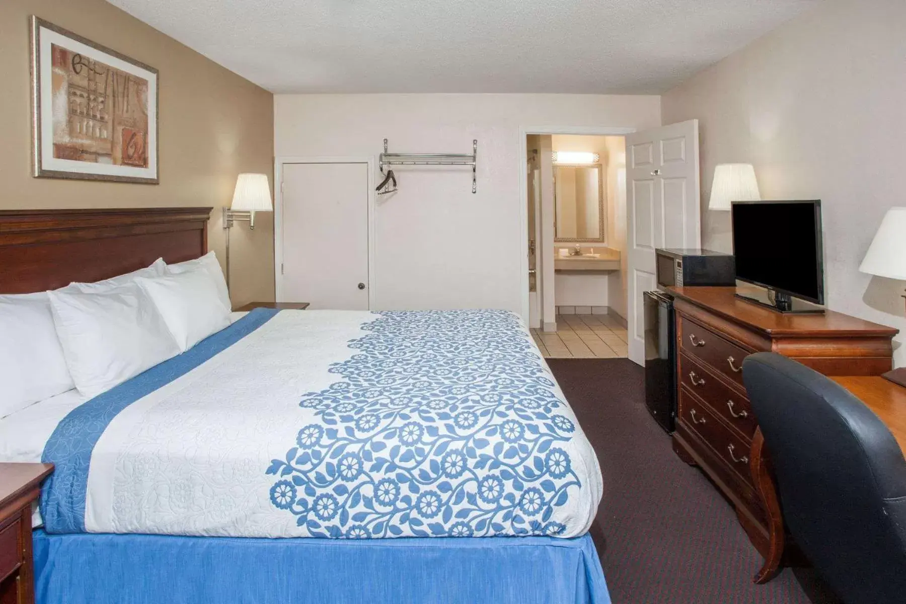 TV and multimedia, Bed in Days Inn by Wyndham Fort Wayne