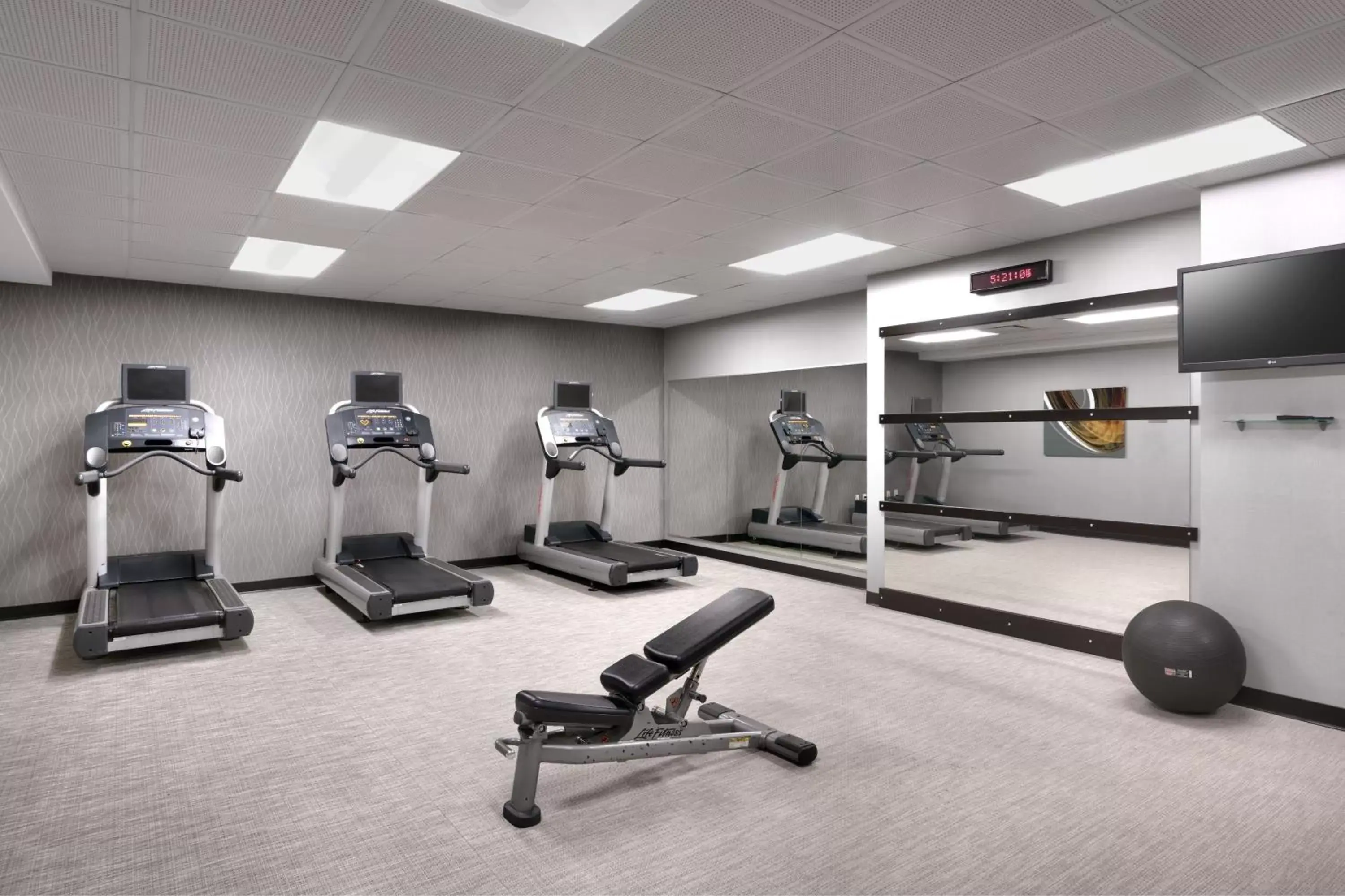 Fitness centre/facilities, Fitness Center/Facilities in Courtyard Lincoln Downtown