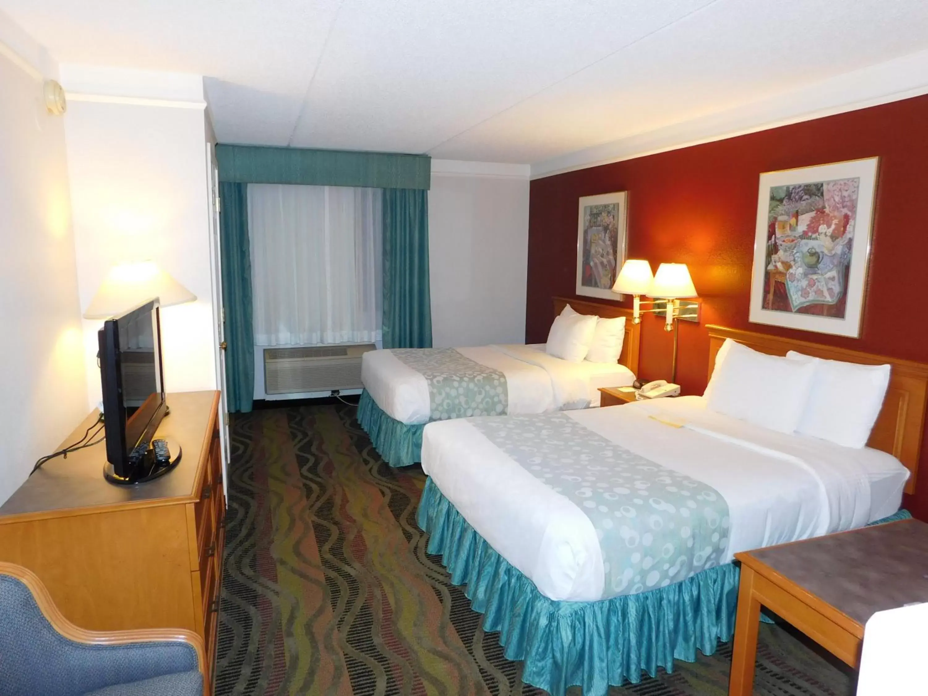 Photo of the whole room, Bed in Days Inn & Suites by Wyndham Arlington Heights