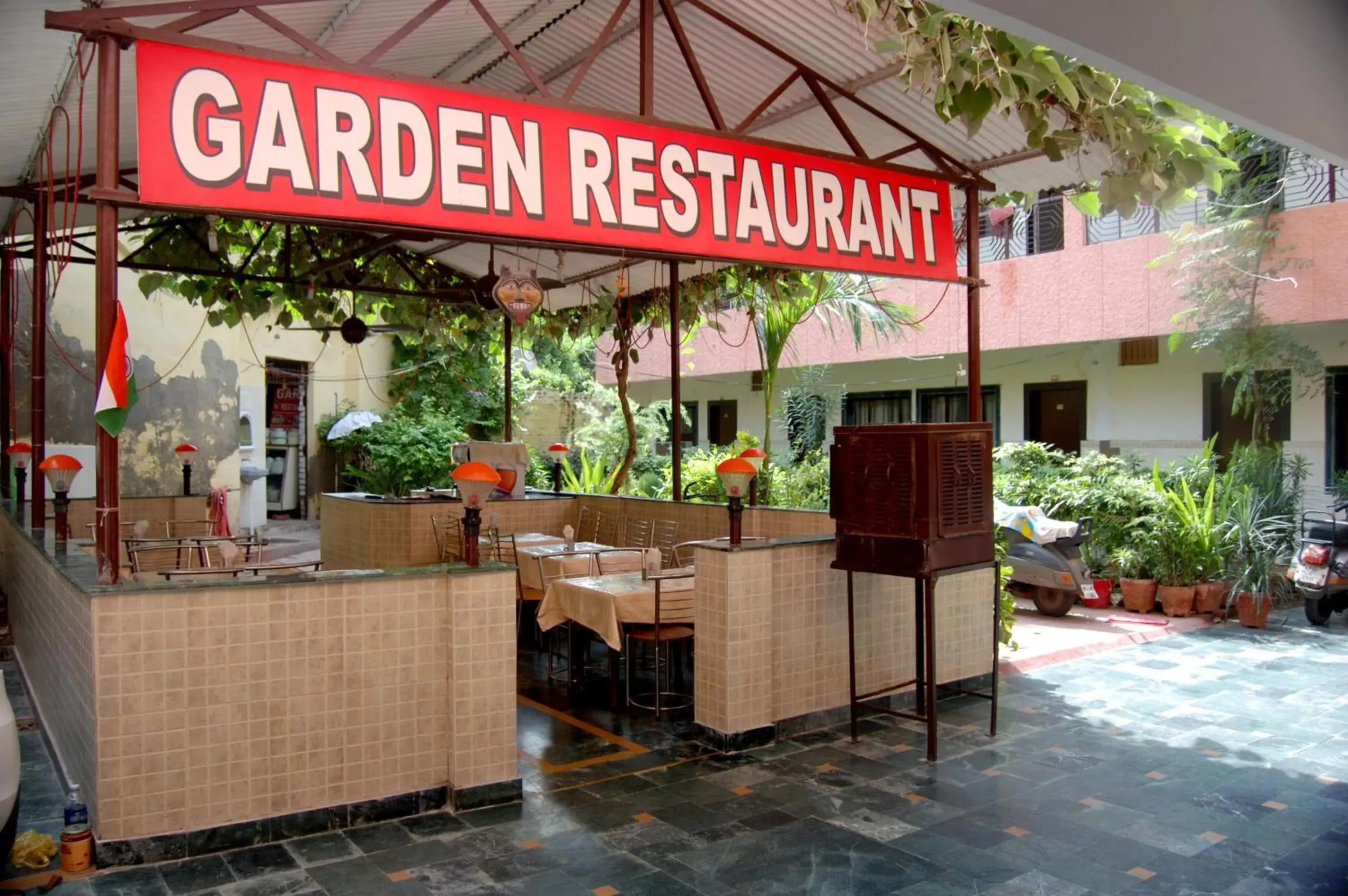 Breakfast in HOTEL SIDHARTHA (600 meters from Taj Mahal)