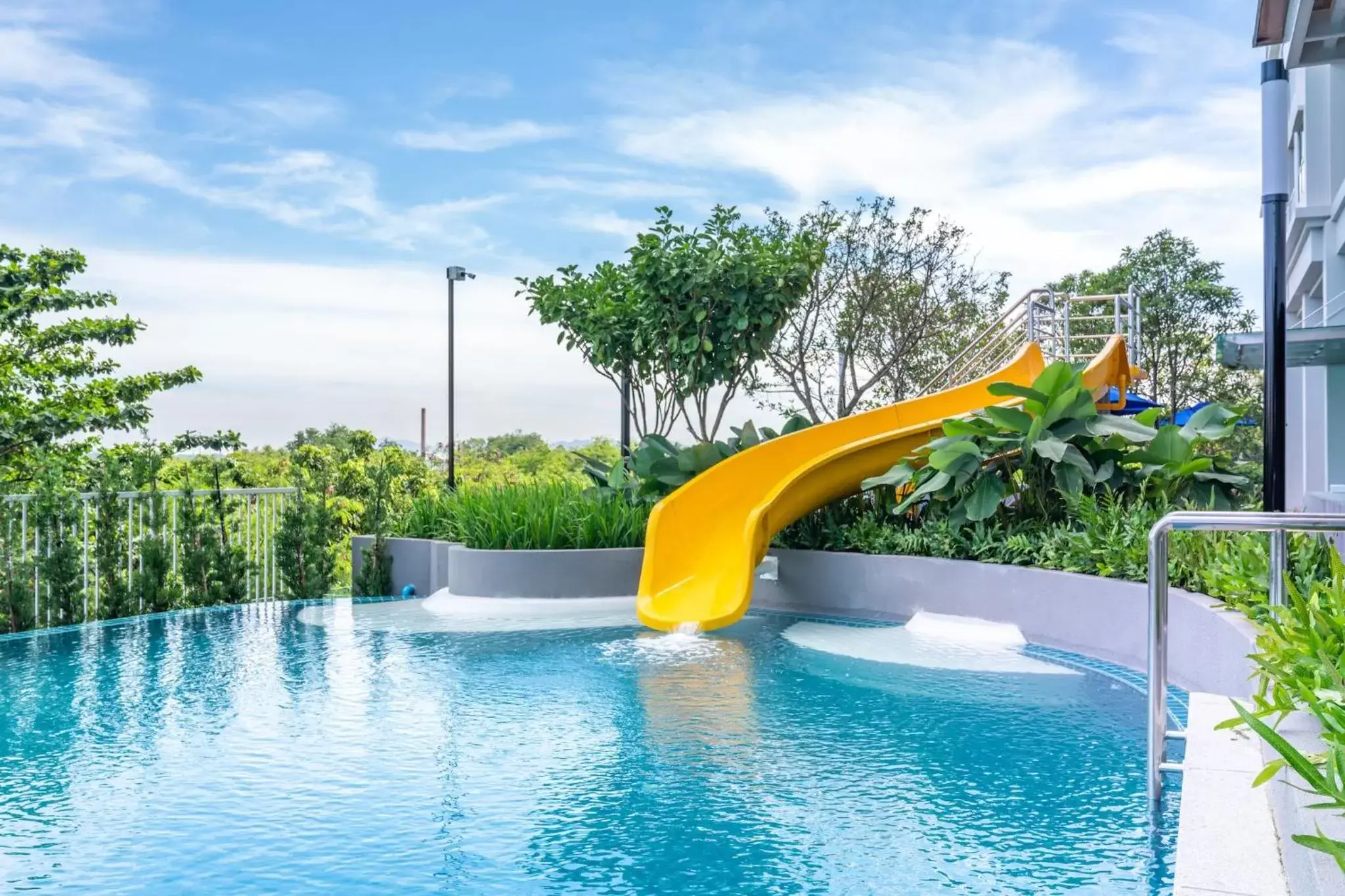 Swimming pool in Centre Point Prime Hotel Pattaya Swimming pool in Centre Point Prime Hotel Pattaya