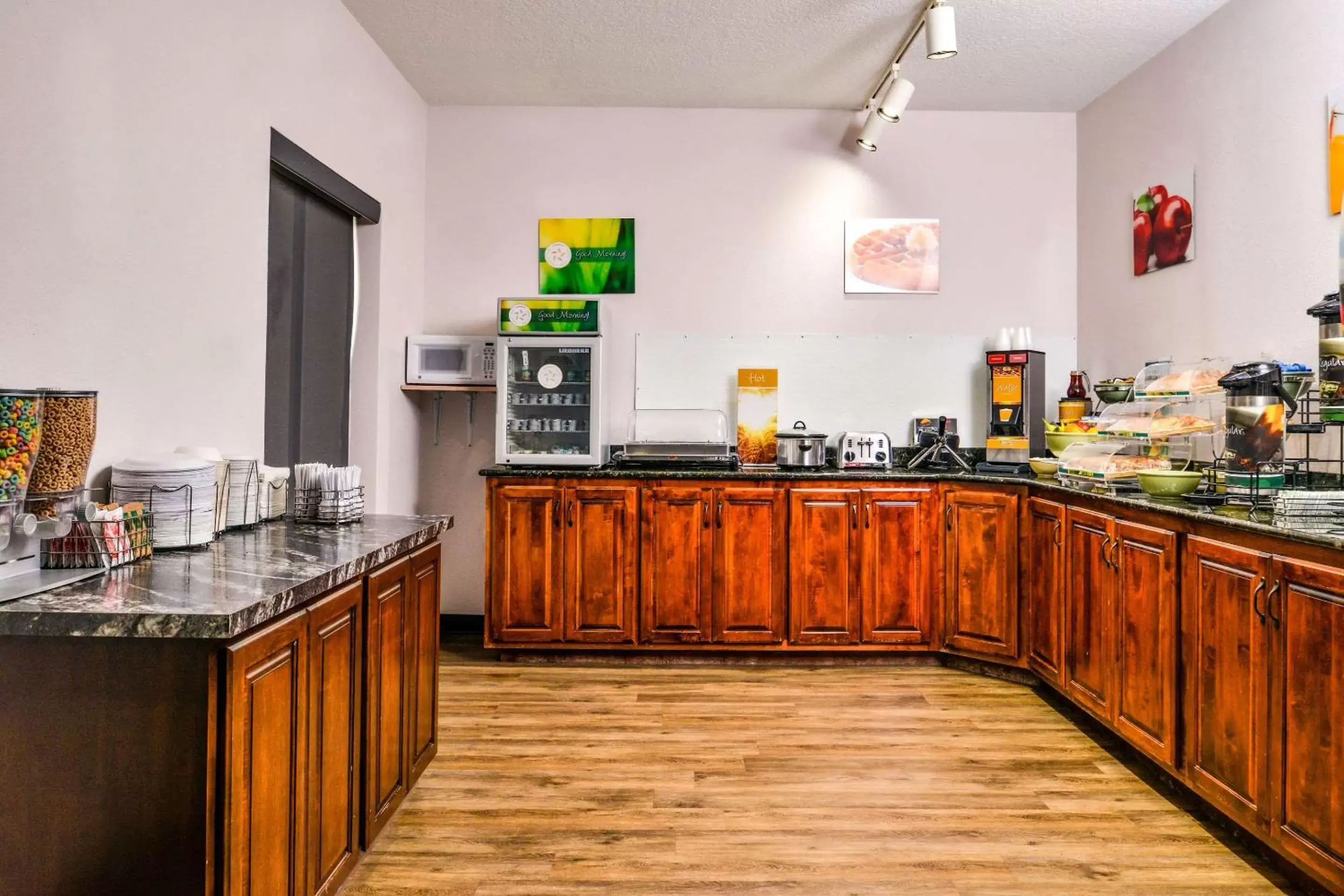 Restaurant/places to eat, Kitchen/Kitchenette in Quality Inn Joplin I-44